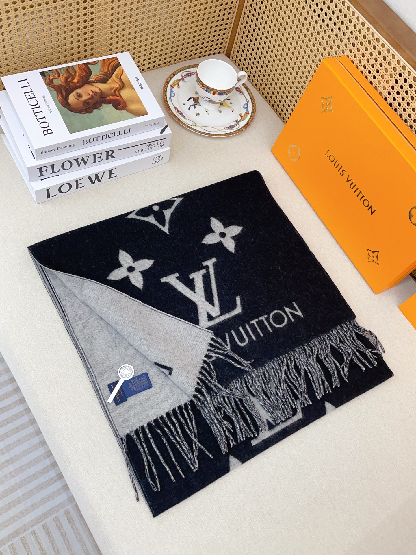 Louis Vuitton 羊绒款Louis Vitton霍思燕同款披肩围巾两用 驴家 之作 欧美中东国际各大名模女星的挚爱 可以说没有这款围巾的女人就不能说自己喜欢围巾 驴家的款式一直在更新、但此款是驴家唯一每年更新颜色还各受好捧的款式 真心是百搭 又实用 100%羊绒