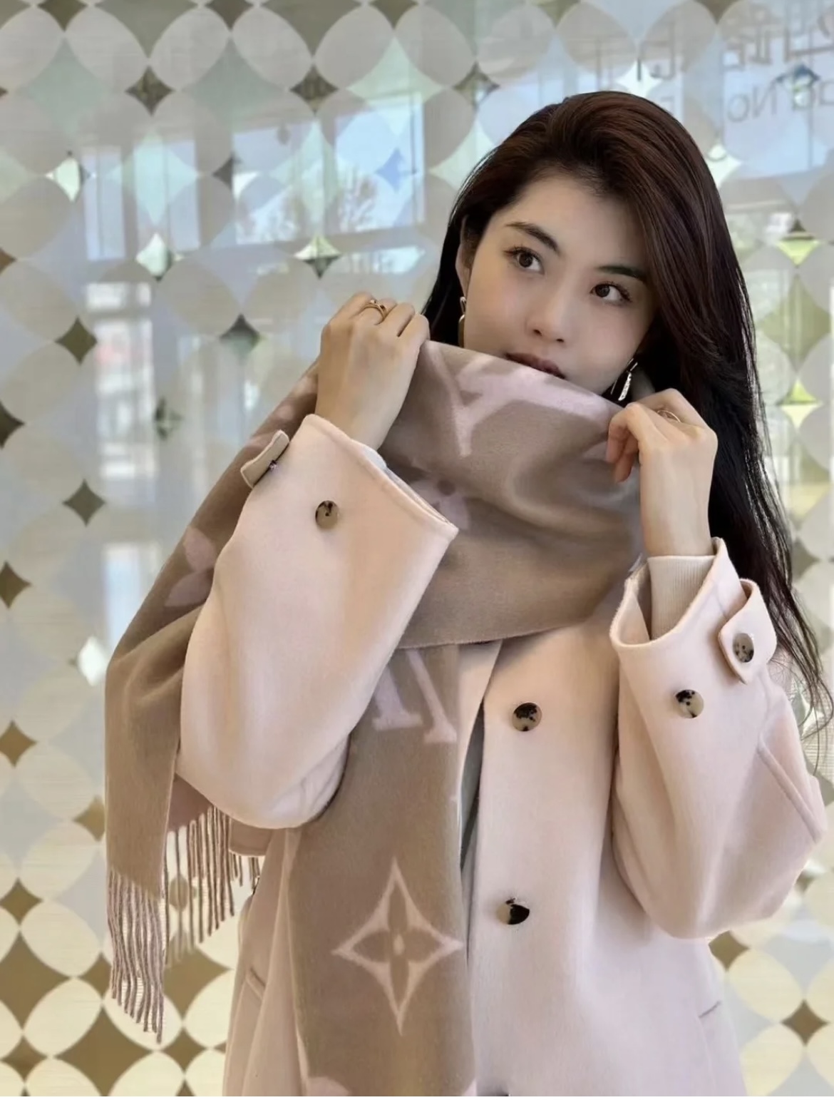 Louis Vuitton 羊绒款Louis Vitton霍思燕同款披肩围巾两用 驴家 之作 欧美中东国际各大名模女星的挚爱 可以说没有这款围巾的女人就不能说自己喜欢围巾 驴家的款式一直在更新、但此款是驴家唯一每年更新颜色还各受好捧的款式 真心是百搭 又实用 100%羊绒