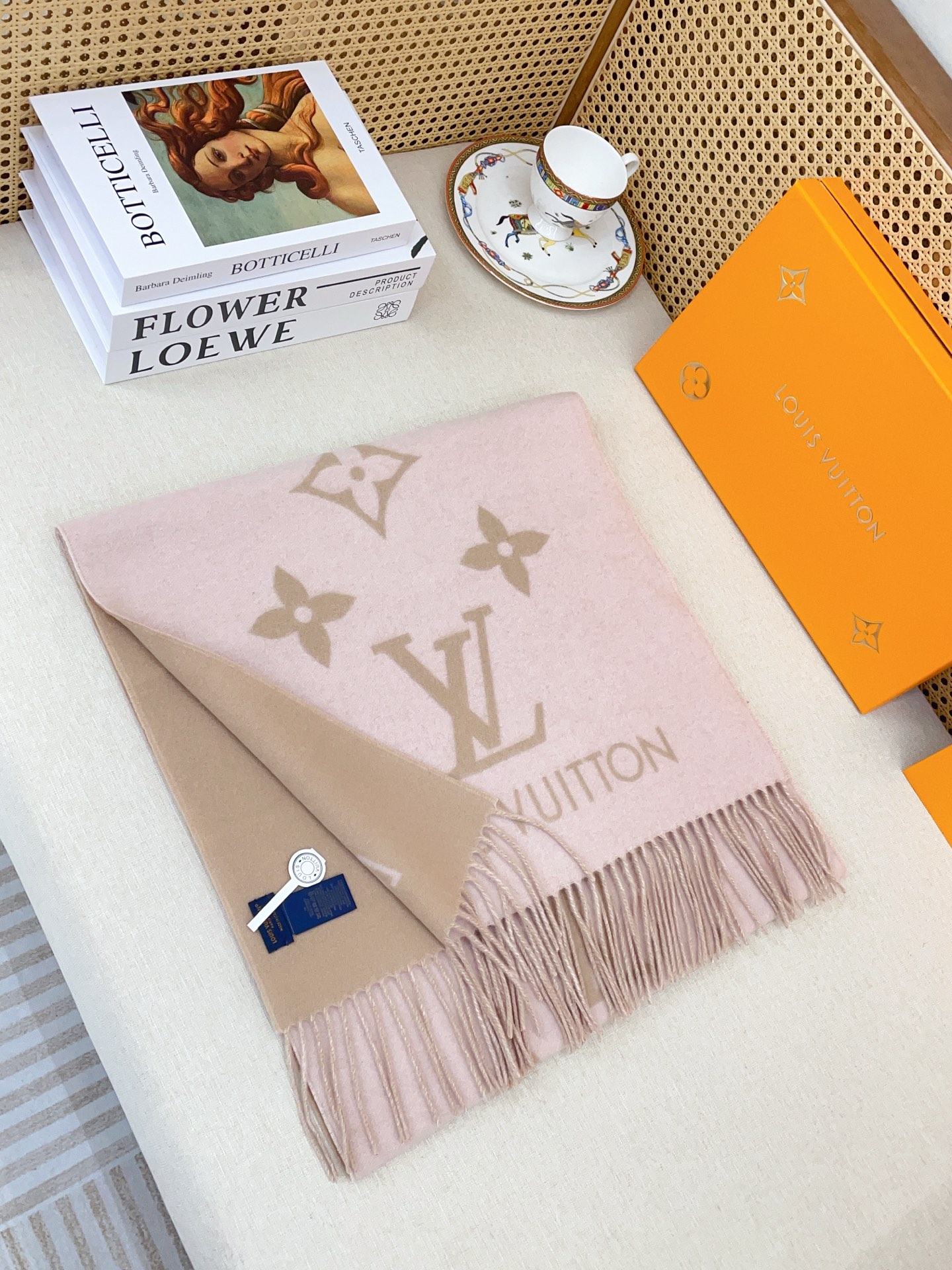 Louis Vuitton 羊绒款Louis Vitton霍思燕同款披肩围巾两用 驴家 之作 欧美中东国际各大名模女星的挚爱 可以说没有这款围巾的女人就不能说自己喜欢围巾 驴家的款式一直在更新、但此款是驴家唯一每年更新颜色还各受好捧的款式 真心是百搭 又实用 100%羊绒