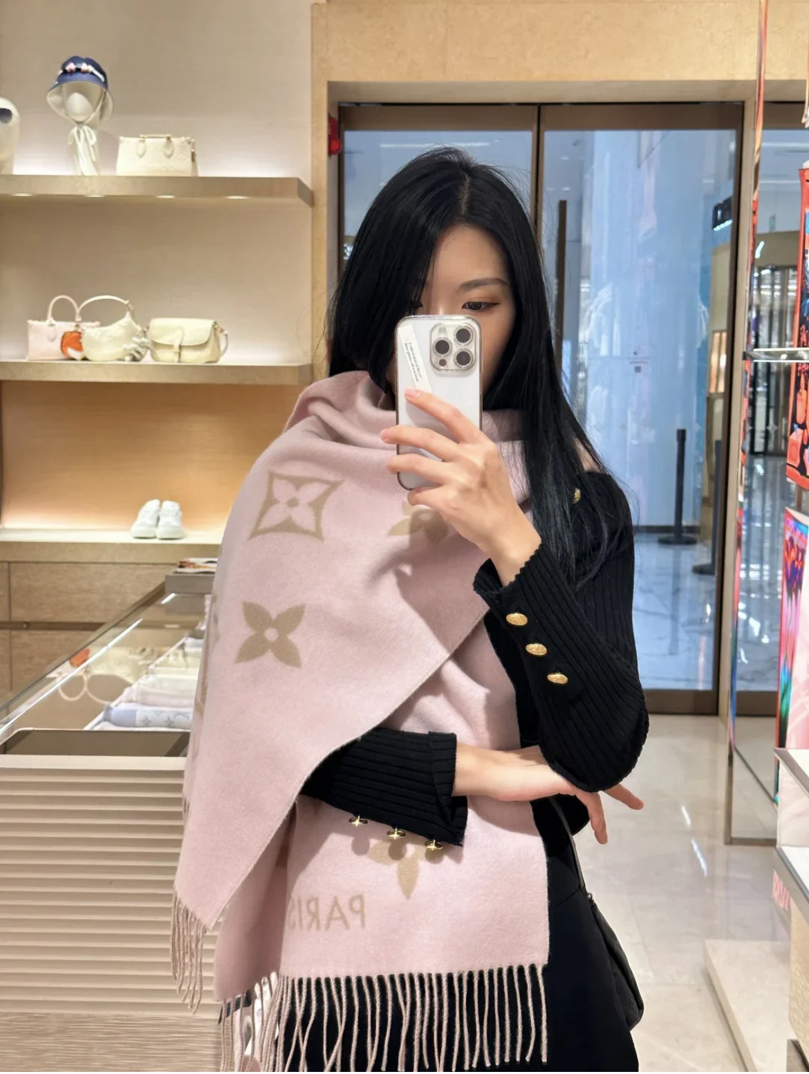 Louis Vuitton 羊绒款Louis Vitton霍思燕同款披肩围巾两用 驴家 之作 欧美中东国际各大名模女星的挚爱 可以说没有这款围巾的女人就不能说自己喜欢围巾 驴家的款式一直在更新、但此款是驴家唯一每年更新颜色还各受好捧的款式 真心是百搭 又实用 100%羊绒