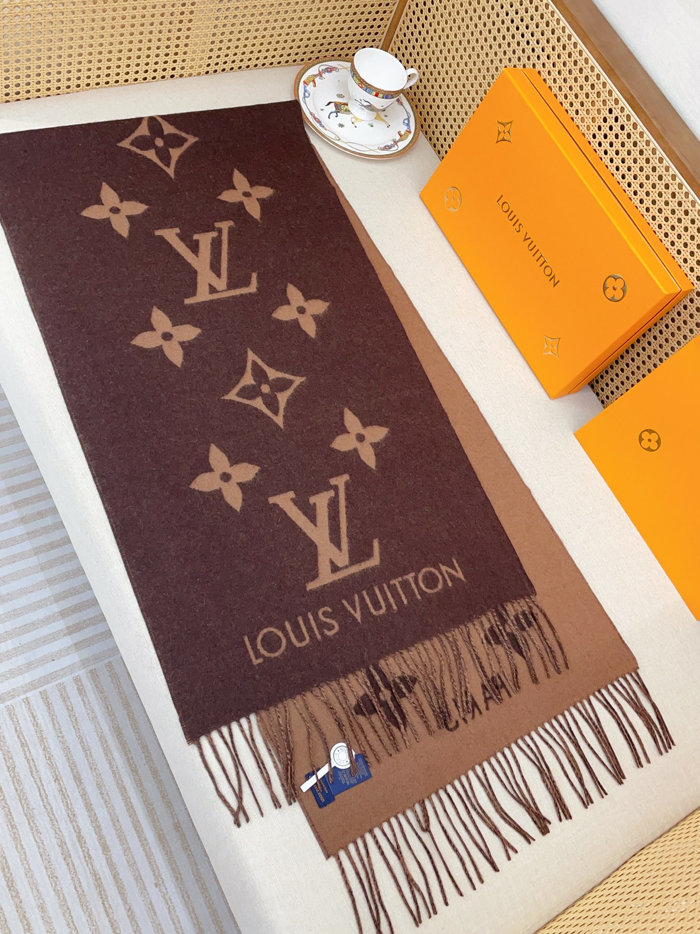 Louis Vuitton 羊绒款Louis Vitton霍思燕同款披肩围巾两用 驴家 之作 欧美中东国际各大名模女星的挚爱 可以说没有这款围巾的女人就不能说自己喜欢围巾 驴家的款式一直在更新、但此款是驴家唯一每年更新颜色还各受好捧的款式 真心是百搭 又实用 100%羊绒