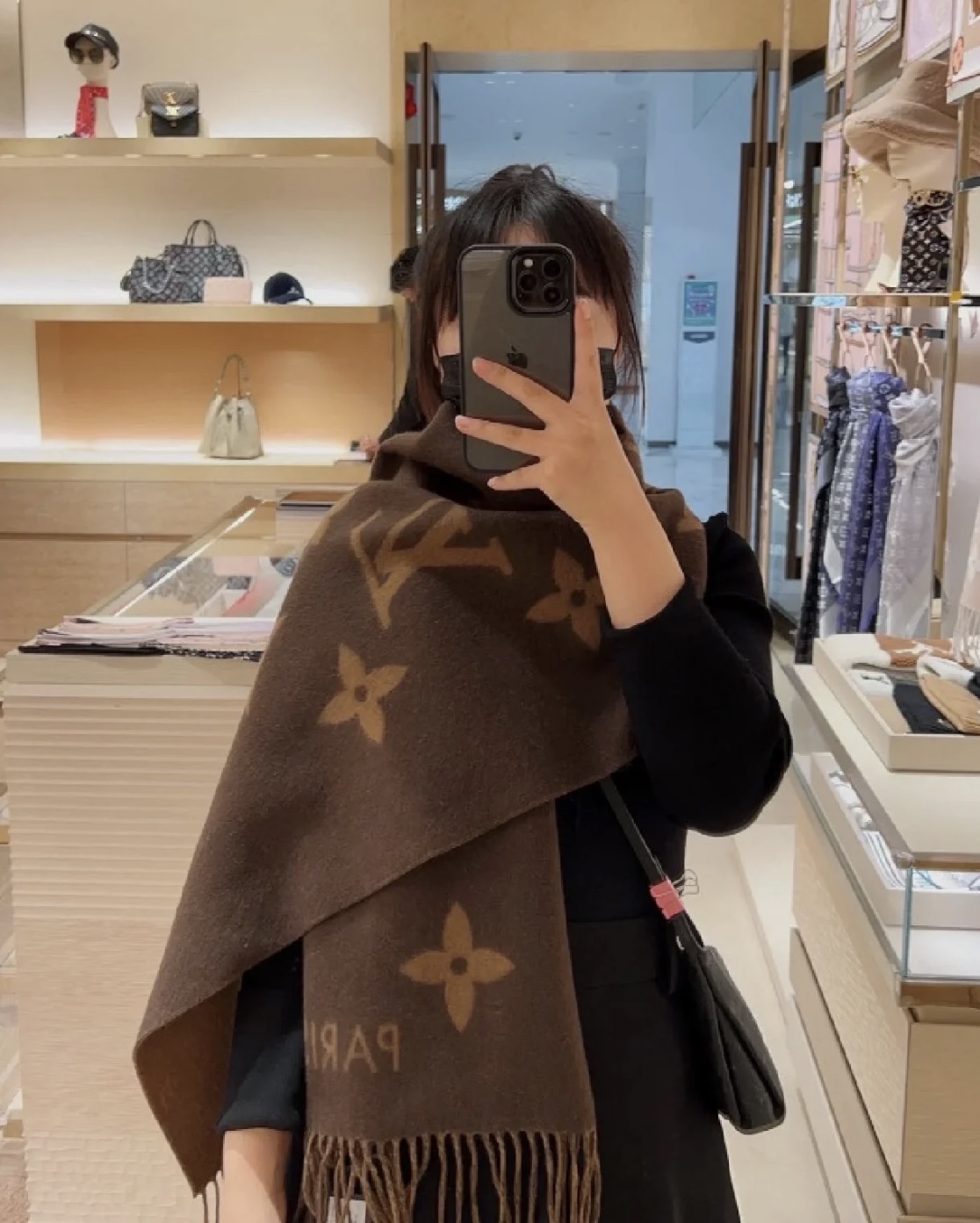 Louis Vuitton 羊绒款Louis Vitton霍思燕同款披肩围巾两用 驴家 之作 欧美中东国际各大名模女星的挚爱 可以说没有这款围巾的女人就不能说自己喜欢围巾 驴家的款式一直在更新、但此款是驴家唯一每年更新颜色还各受好捧的款式 真心是百搭 又实用 100%羊绒
