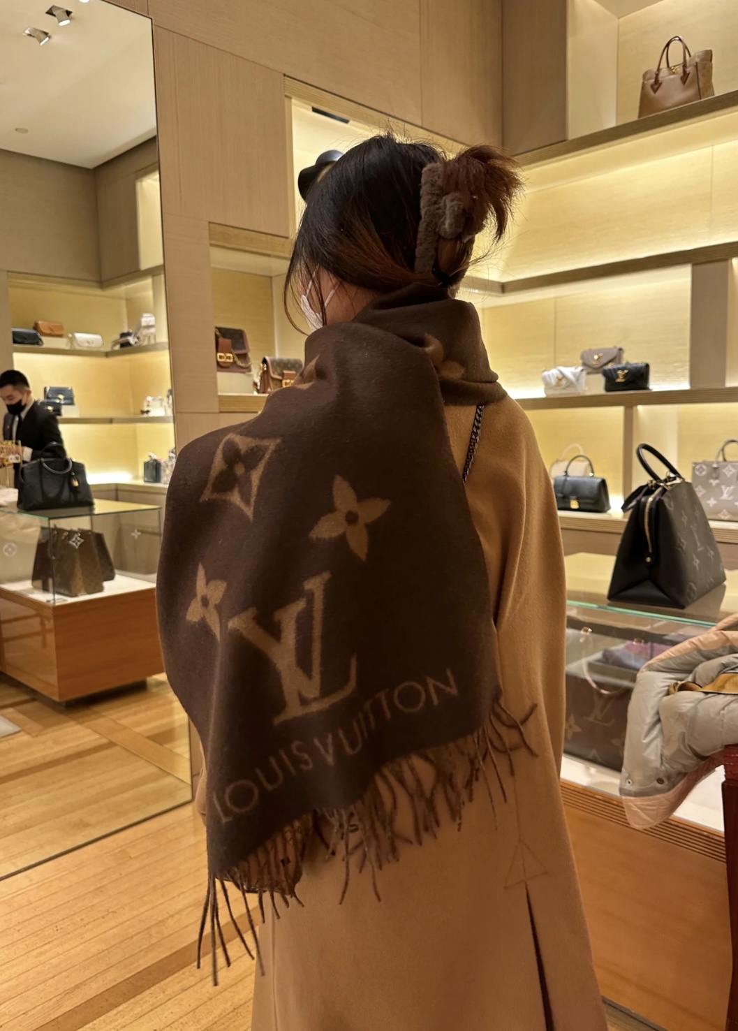 Louis Vuitton 羊绒款Louis Vitton霍思燕同款披肩围巾两用 驴家 之作 欧美中东国际各大名模女星的挚爱 可以说没有这款围巾的女人就不能说自己喜欢围巾 驴家的款式一直在更新、但此款是驴家唯一每年更新颜色还各受好捧的款式 真心是百搭 又实用 100%羊绒