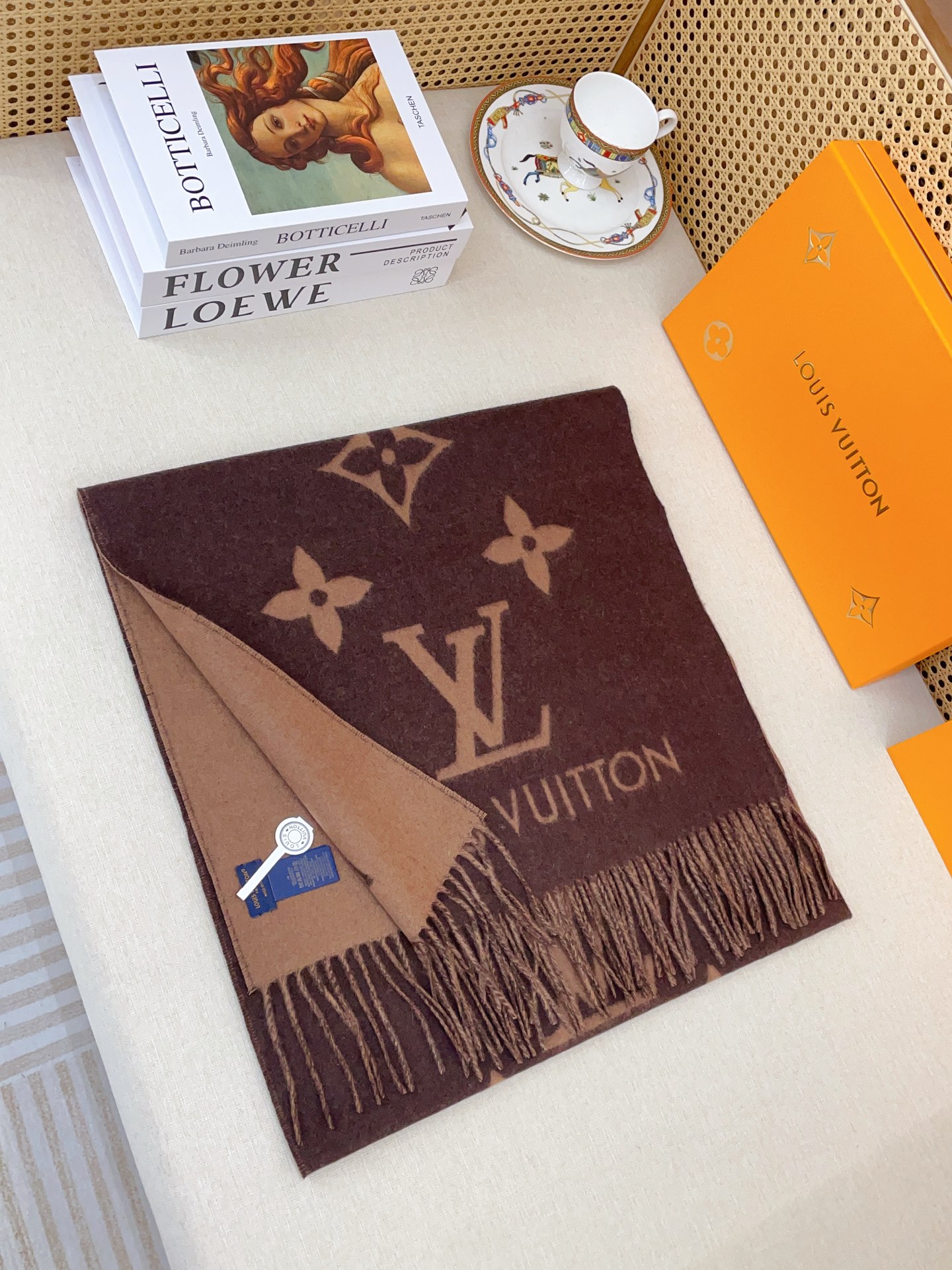 Louis Vuitton 羊绒款Louis Vitton霍思燕同款披肩围巾两用 驴家 之作 欧美中东国际各大名模女星的挚爱 可以说没有这款围巾的女人就不能说自己喜欢围巾 驴家的款式一直在更新、但此款是驴家唯一每年更新颜色还各受好捧的款式 真心是百搭 又实用 100%羊绒