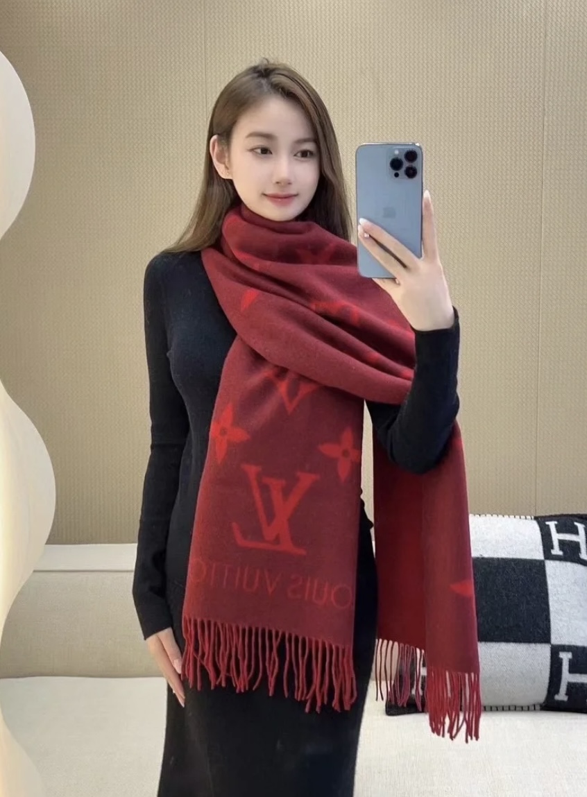 Louis Vuitton 羊绒款Louis Vitton霍思燕同款披肩围巾两用 驴家 之作 欧美中东国际各大名模女星的挚爱 可以说没有这款围巾的女人就不能说自己喜欢围巾 驴家的款式一直在更新、但此款是驴家唯一每年更新颜色还各受好捧的款式 真心是百搭 又实用 100%羊绒
