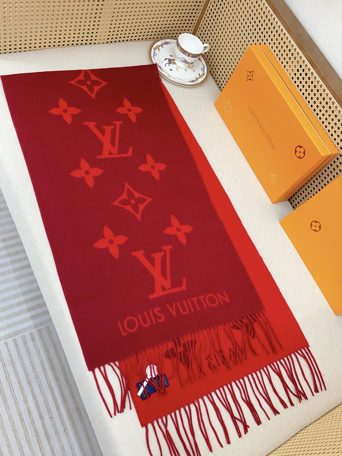 Louis Vuitton 羊绒款Louis Vitton霍思燕同款披肩围巾两用 驴家 之作 欧美中东国际各大名模女星的挚爱 可以说没有这款围巾的女人就不能说自己喜欢围巾 驴家的款式一直在更新、但此款是驴家唯一每年更新颜色还各受好捧的款式 真心是百搭 又实用 100%羊绒