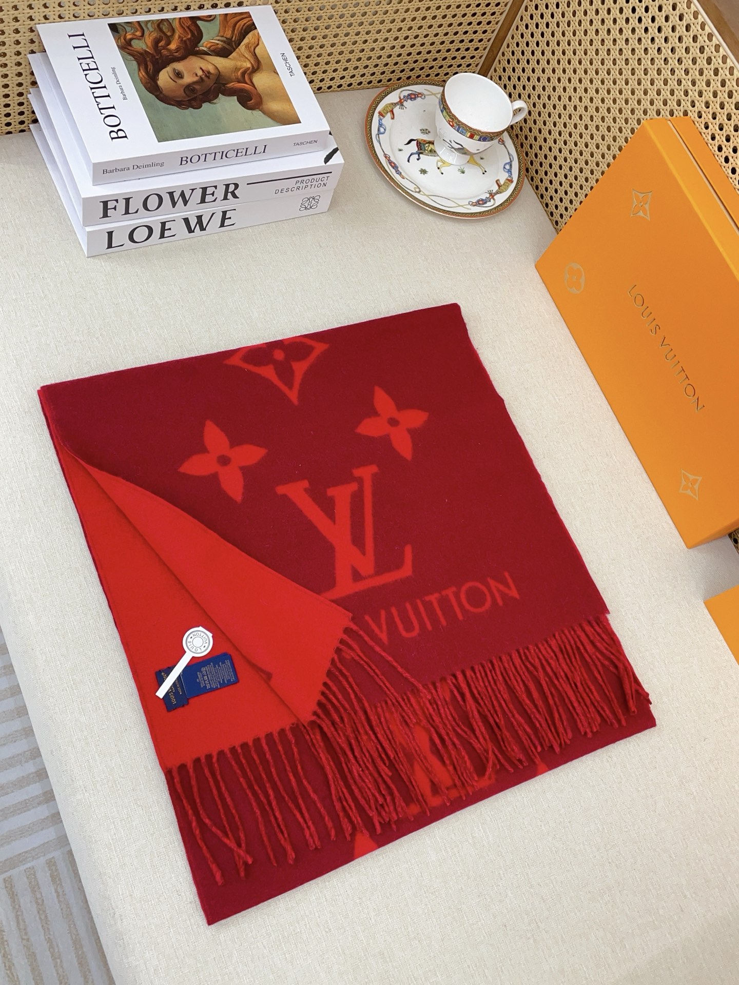 Louis Vuitton 羊绒款Louis Vitton霍思燕同款披肩围巾两用 驴家 之作 欧美中东国际各大名模女星的挚爱 可以说没有这款围巾的女人就不能说自己喜欢围巾 驴家的款式一直在更新、但此款是驴家唯一每年更新颜色还各受好捧的款式 真心是百搭 又实用 100%羊绒