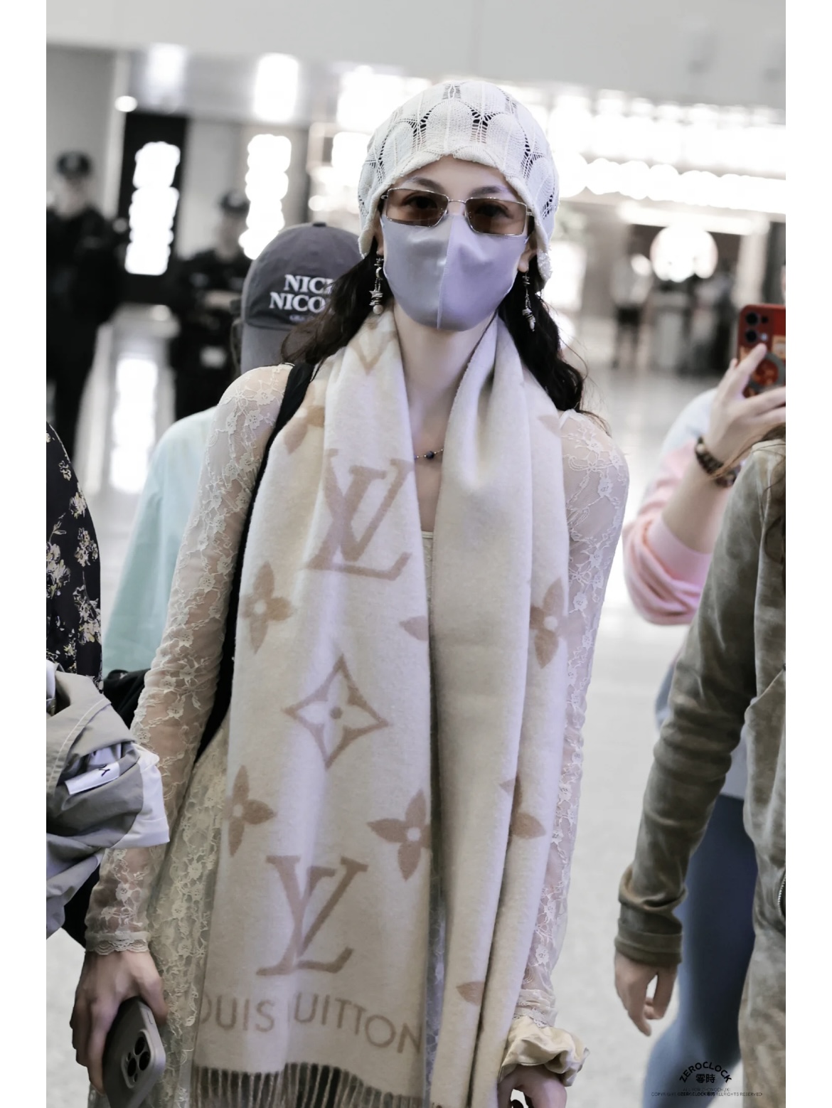 NO:642595,[Cashmere Style] Louis Vitton Huo Siyan's same shawl and scarf can be used for two purposes!  !  A classic from the Donkey family!  The beloved model and actress from Europe, America, the Middle East and the world!  It can be said that a woman without this scarf cannot say that she likes scarves!  Lvjia’s styles are constantly being updated, but this model is the only Lvjia style that updates its colors every year and is still very popular!  It is truly versatile, fashionable and practical!  Cashmere.180*45cm, super soft to the touch!  There are so many materials and prices for this model on the market!  Many people are easily confused by the price. I just want to say that my price is definitely worthy of the quality you get!  high version scarf,high version scarf,louis vuitton,louis vuitton,louis vuitton,shawls19860909【羊绒款】Louis Vitton霍思燕同款披肩围巾两用！！驴家经典之作！欧美中东国际各大名模女星的挚爱！可以说没有这款围巾的女人就不能说自己喜欢围巾！驴家的款式一直在更新、但此款是驴家唯一每年更新颜色还各受好捧的款式！真心是百搭时尚又实用！羊绒.180*45cm,手感超级柔软！此款在市面的价格材质太多种！很多人容易被价格混淆、我只想说、我的价格绝对对得起你拿到的质量！高版本围巾,高版本围巾,louis vuitton,louis vuitton,louis vuitton,shawls,scarf