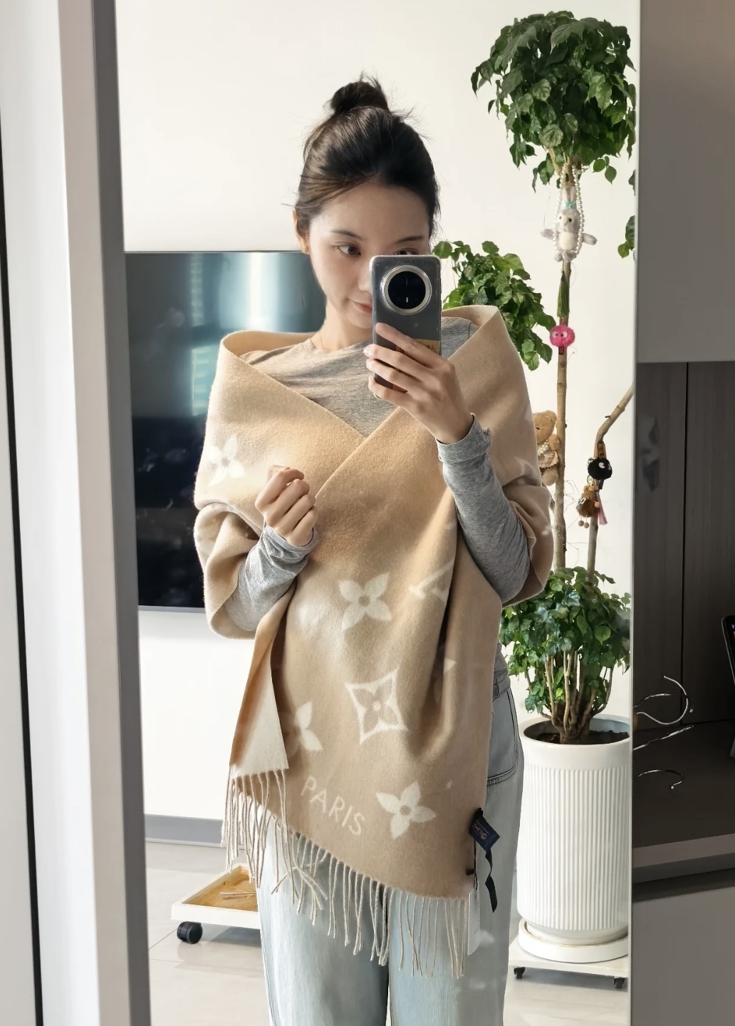 Louis Vuitton 羊绒款Louis Vitton霍思燕同款披肩围巾两用 驴家 之作 欧美中东国际各大名模女星的挚爱 可以说没有这款围巾的女人就不能说自己喜欢围巾 驴家的款式一直在更新、但此款是驴家唯一每年更新颜色还各受好捧的款式 真心是百搭 又实用 100%羊绒