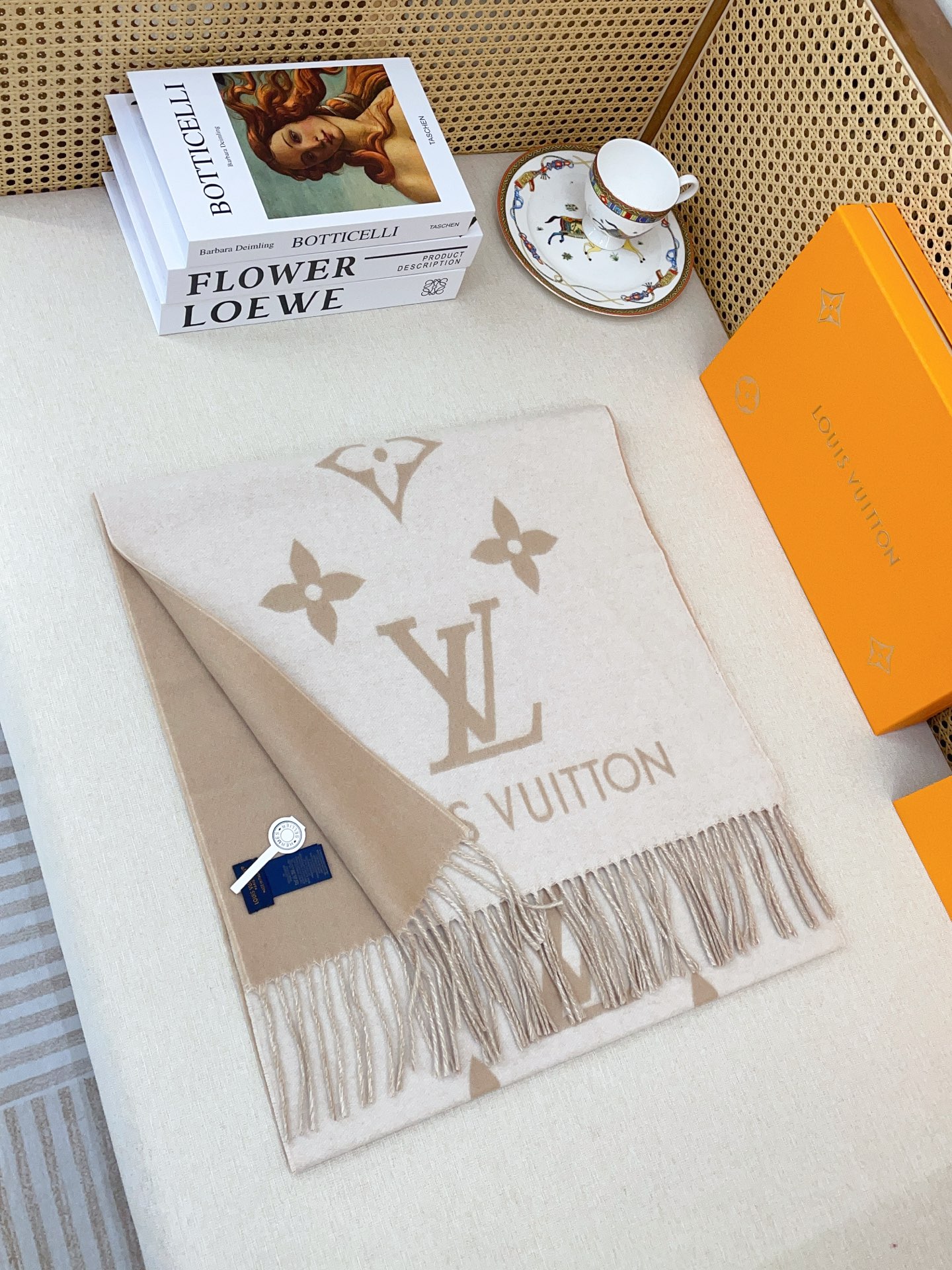 Louis Vuitton 羊绒款Louis Vitton霍思燕同款披肩围巾两用 驴家 之作 欧美中东国际各大名模女星的挚爱 可以说没有这款围巾的女人就不能说自己喜欢围巾 驴家的款式一直在更新、但此款是驴家唯一每年更新颜色还各受好捧的款式 真心是百搭 又实用 100%羊绒
