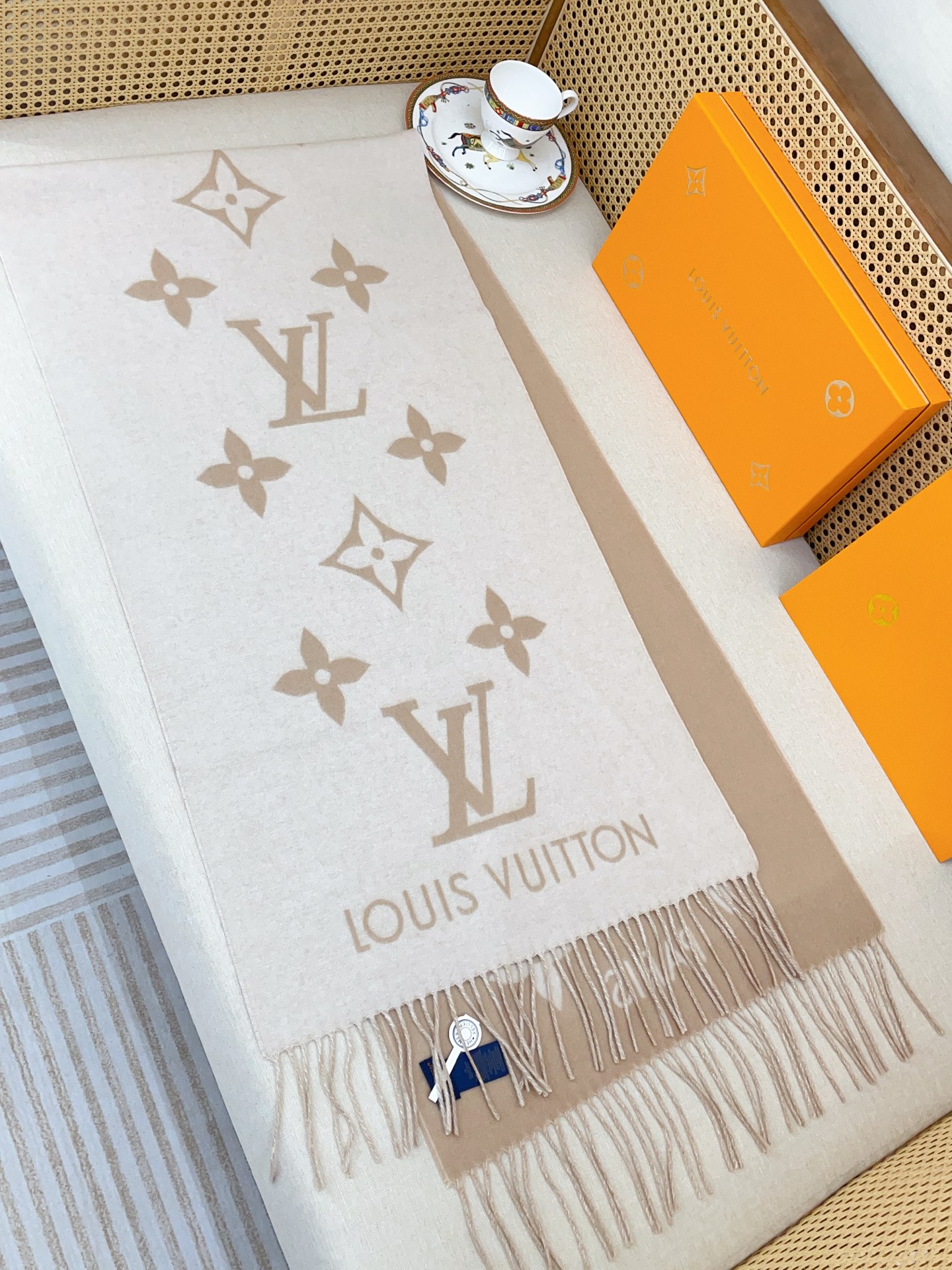 Louis Vuitton 羊绒款Louis Vitton霍思燕同款披肩围巾两用 驴家 之作 欧美中东国际各大名模女星的挚爱 可以说没有这款围巾的女人就不能说自己喜欢围巾 驴家的款式一直在更新、但此款是驴家唯一每年更新颜色还各受好捧的款式 真心是百搭 又实用 100%羊绒