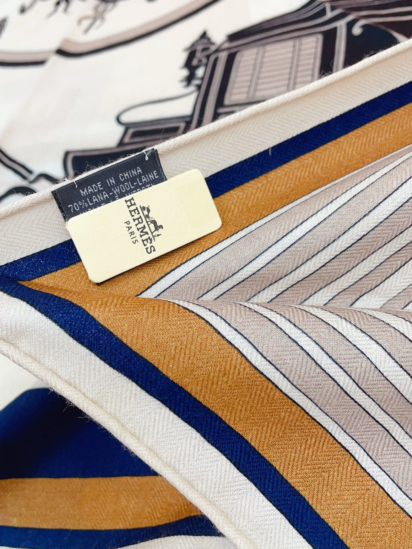 ✨✨【加厚丝毛款 双面同色】上新💏顶级H家专柜最新款【藏书章 大三角巾】多功能三角巾 🎀🎀，色彩明丽，格