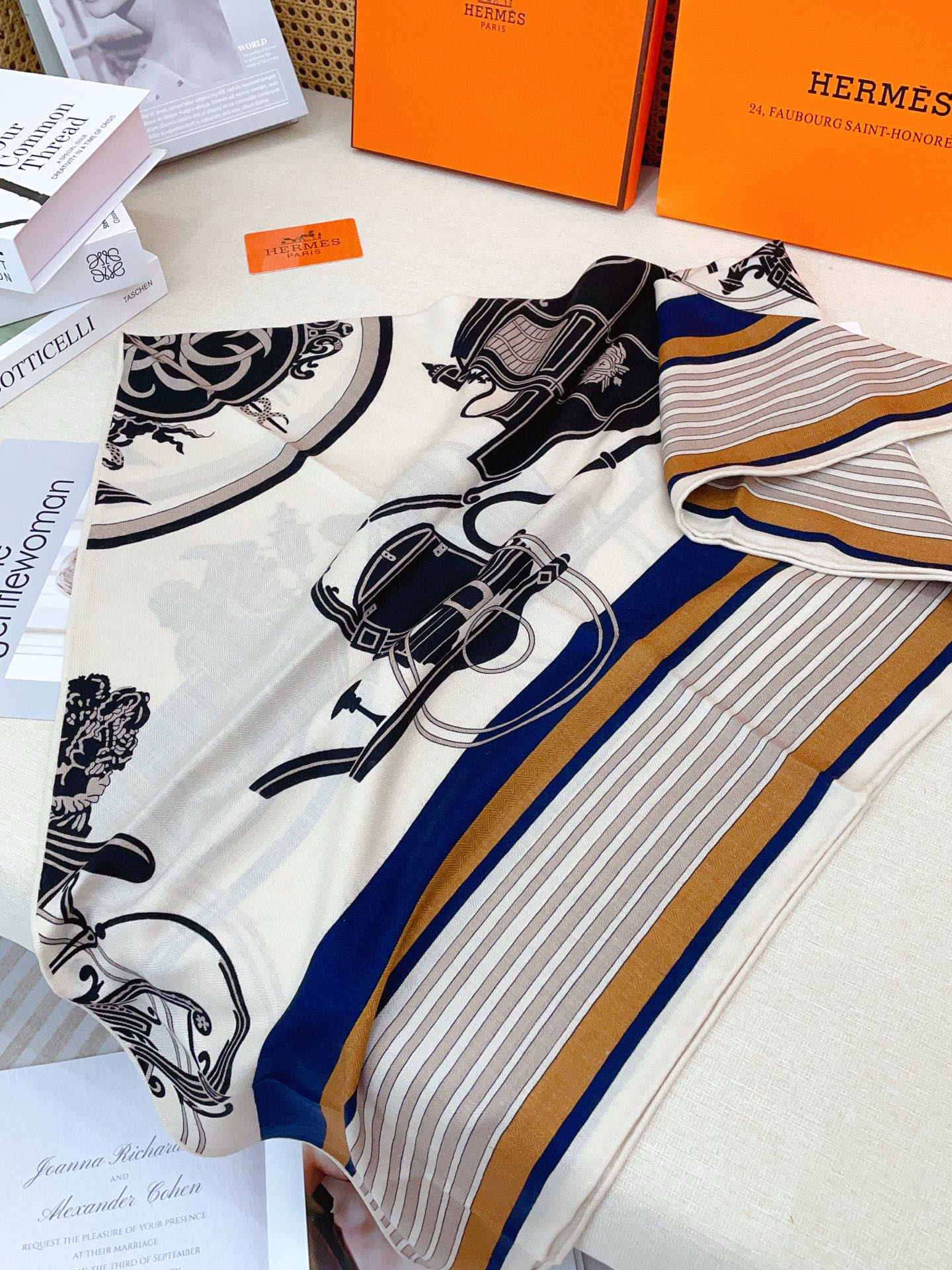 ✨✨【加厚丝毛款 双面同色】上新💏顶级H家专柜最新款【藏书章 大三角巾】多功能三角巾 🎀🎀，色彩明丽，格