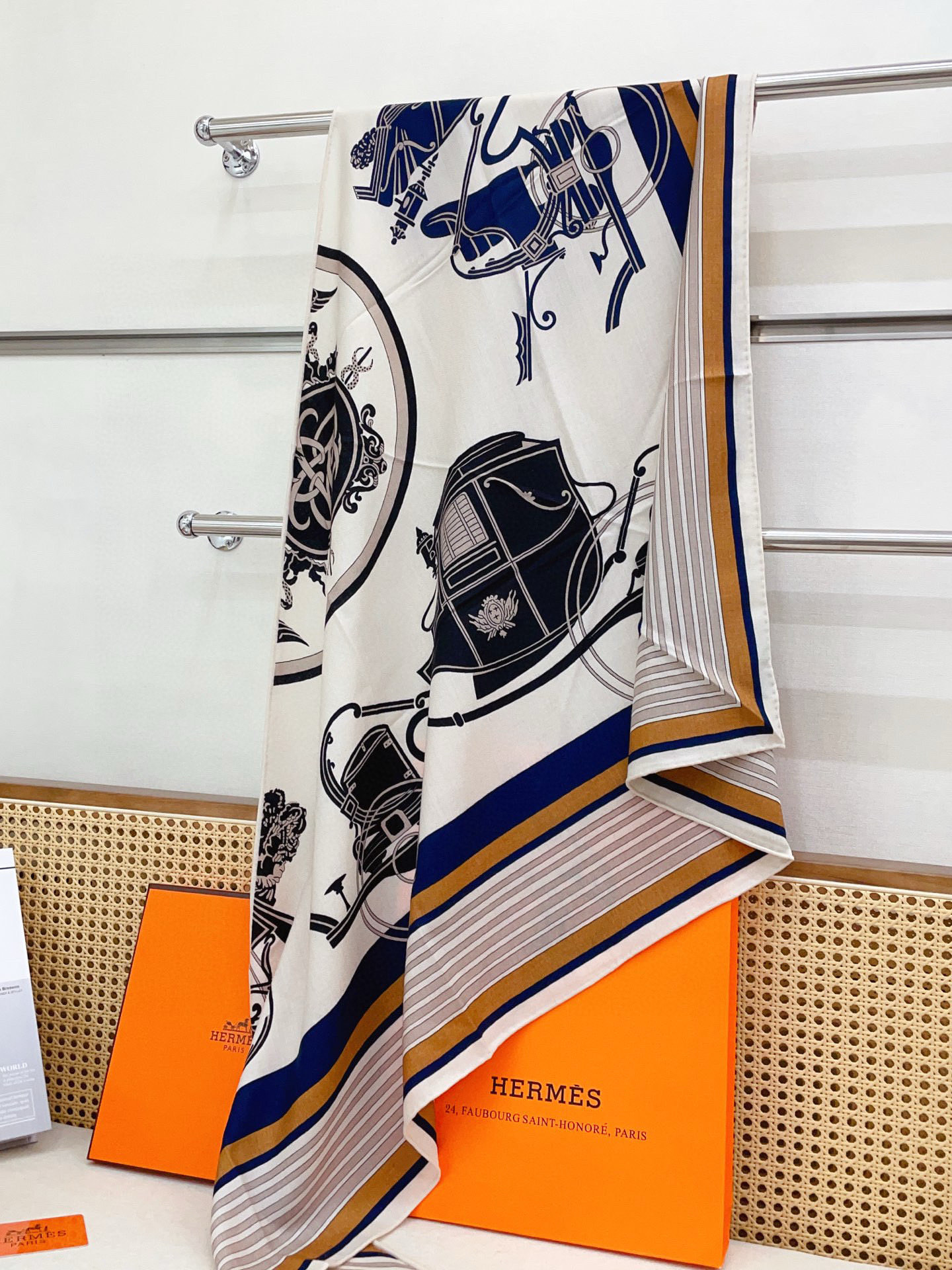 ✨✨【加厚丝毛款 双面同色】上新💏顶级H家专柜最新款【藏书章 大三角巾】多功能三角巾 🎀🎀，色彩明丽，格