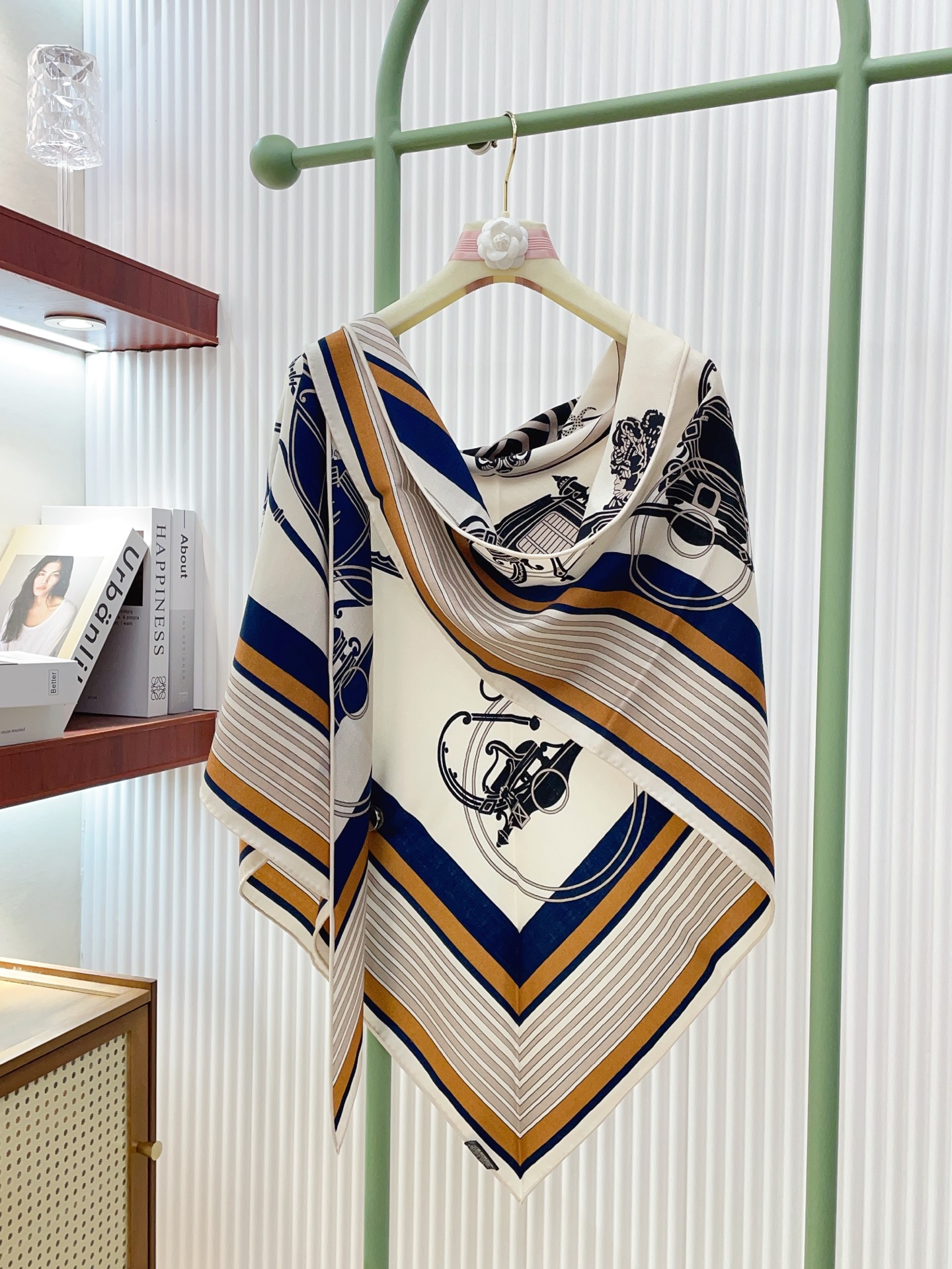 ✨✨【加厚丝毛款 双面同色】上新💏顶级H家专柜最新款【藏书章 大三角巾】多功能三角巾 🎀🎀，色彩明丽，格