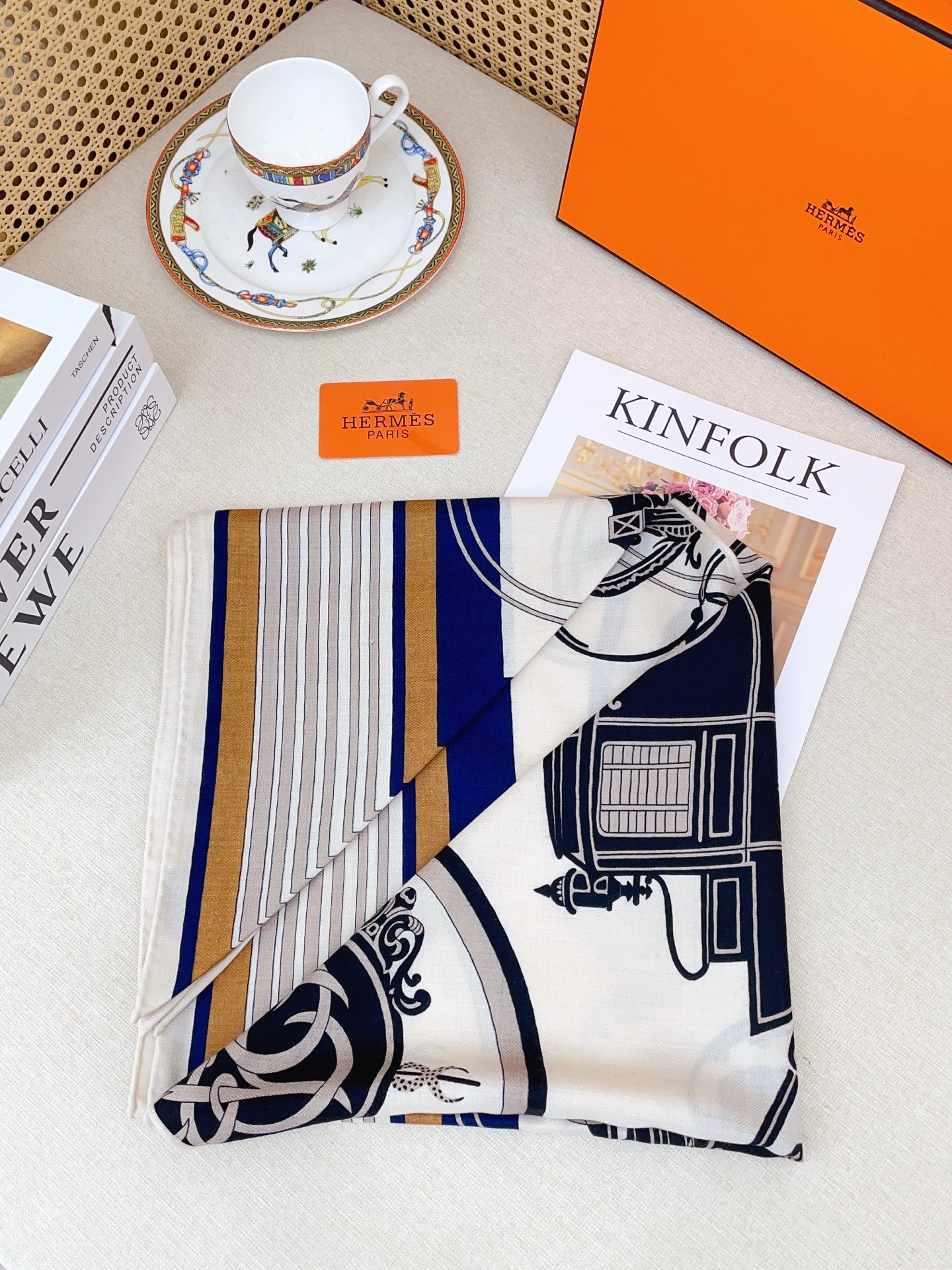 ✨✨【加厚丝毛款 双面同色】上新💏顶级H家专柜最新款【藏书章 大三角巾】多功能三角巾 🎀🎀，色彩明丽，格