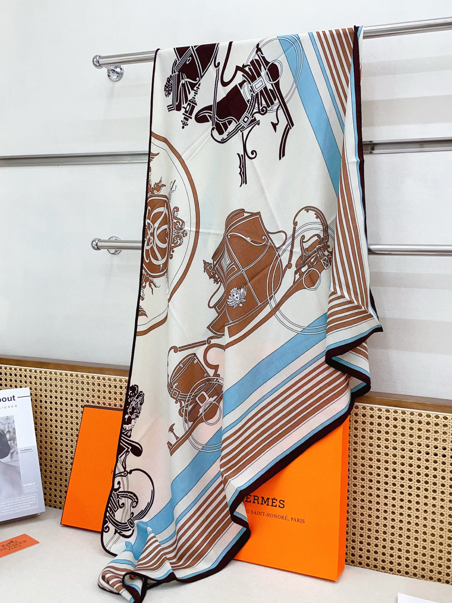 ✨✨【加厚丝毛款 双面同色】上新💏顶级H家专柜最新款【藏书章 大三角巾】多功能三角巾 🎀🎀，色彩明丽，格