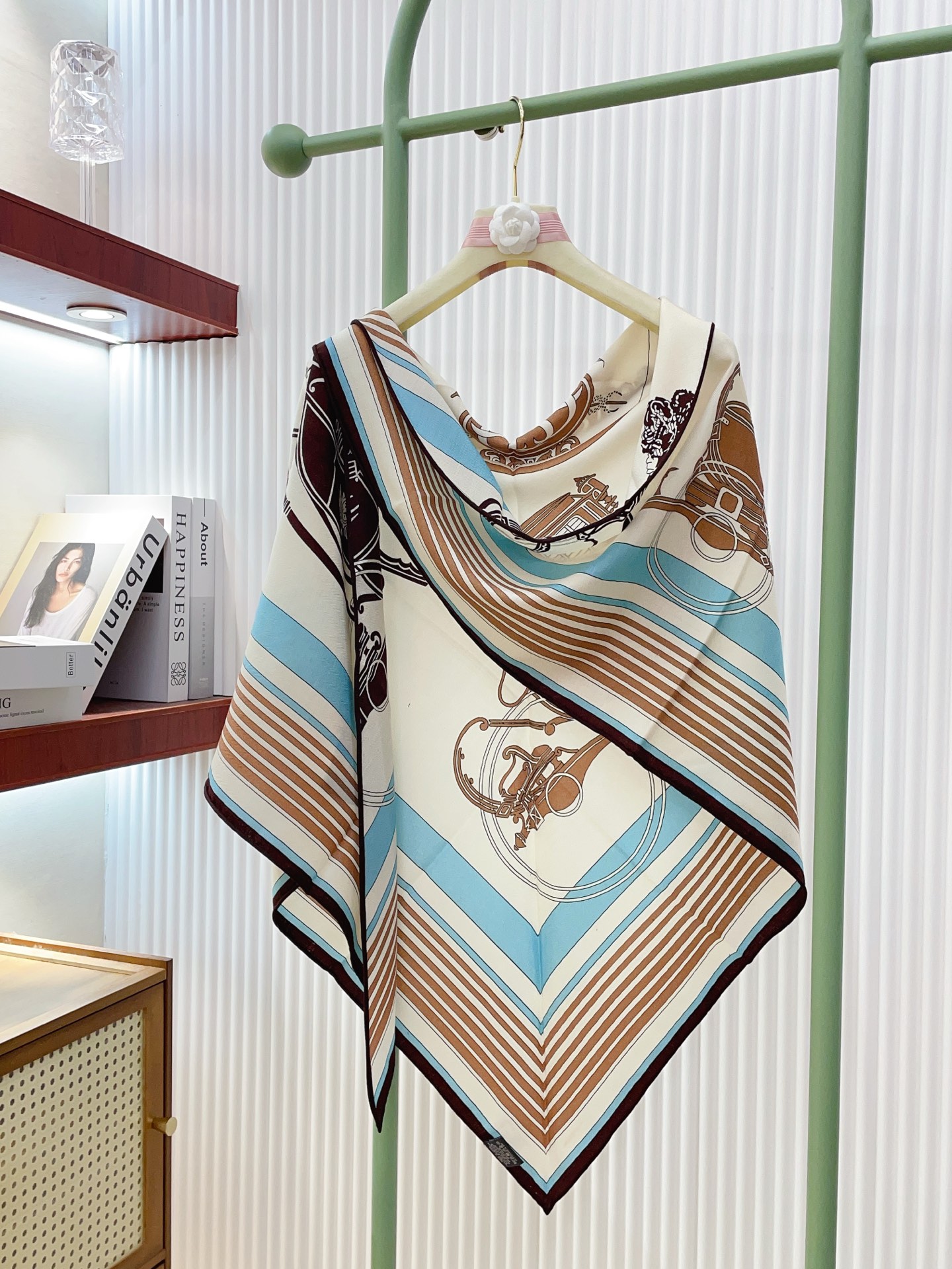 ✨✨【加厚丝毛款 双面同色】上新💏顶级H家专柜最新款【藏书章 大三角巾】多功能三角巾 🎀🎀，色彩明丽，格