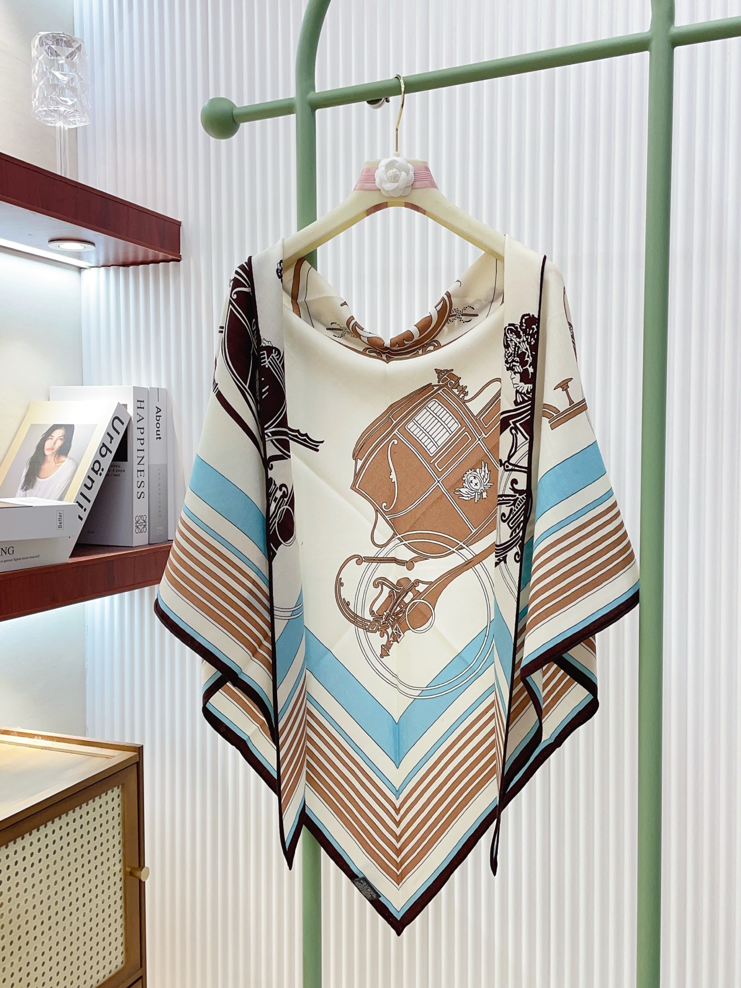 ✨✨【加厚丝毛款 双面同色】上新💏顶级H家专柜最新款【藏书章 大三角巾】多功能三角巾 🎀🎀，色彩明丽，格