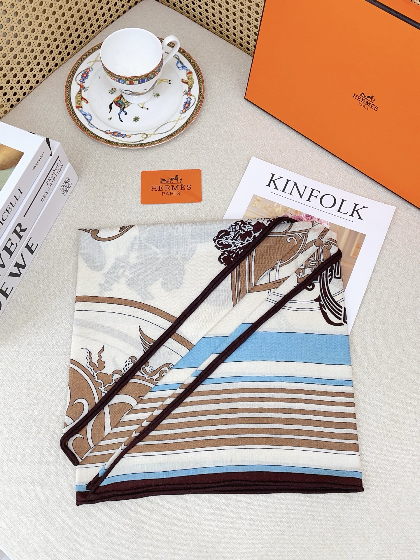 ✨✨【加厚丝毛款 双面同色】上新💏顶级H家专柜最新款【藏书章 大三角巾】多功能三角巾 🎀🎀，色彩明丽，格