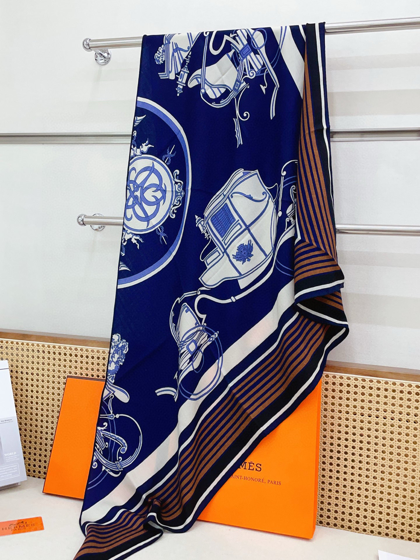 ✨✨【加厚丝毛款 双面同色】上新💏顶级H家专柜最新款【藏书章 大三角巾】多功能三角巾 🎀🎀，色彩明丽，格