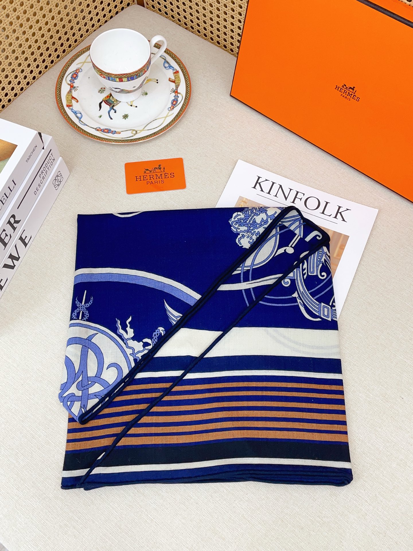 ✨✨【加厚丝毛款 双面同色】上新💏顶级H家专柜最新款【藏书章 大三角巾】多功能三角巾 🎀🎀，色彩明丽，格