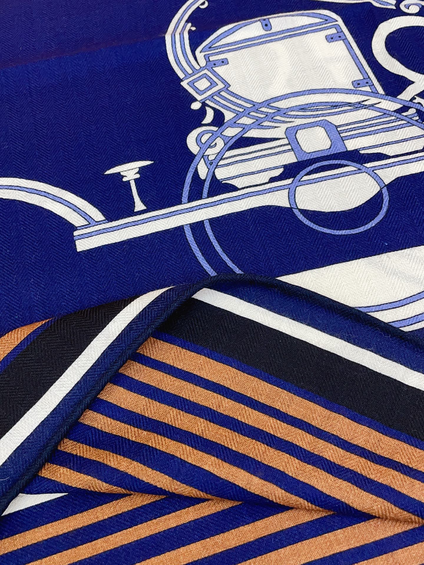 ✨✨【加厚丝毛款 双面同色】上新💏顶级H家专柜最新款【藏书章 大三角巾】多功能三角巾 🎀🎀，色彩明丽，格