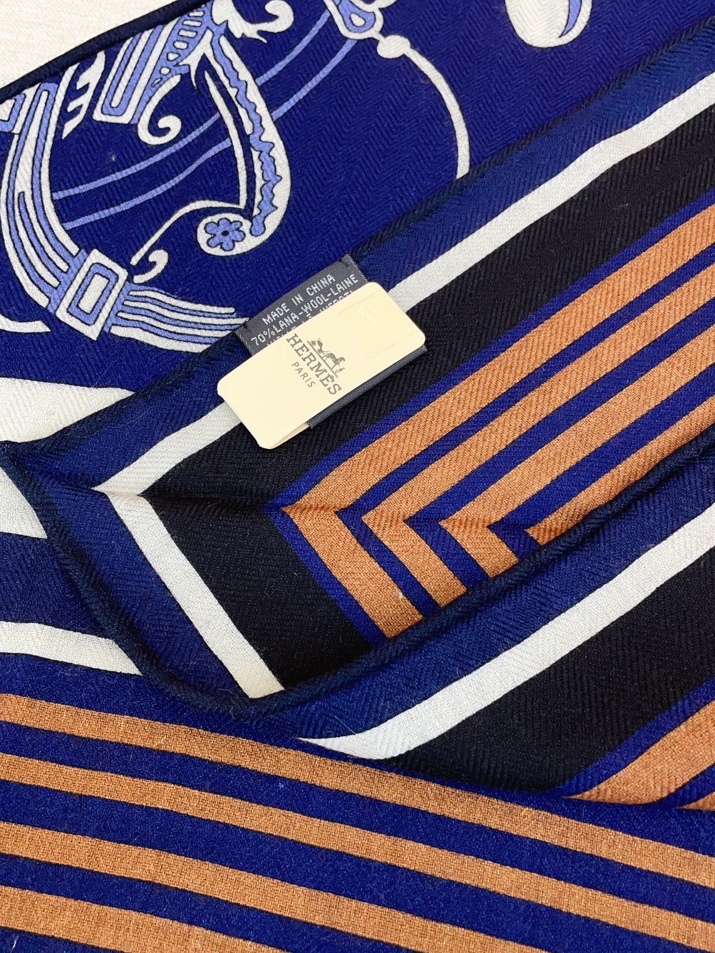 ✨✨【加厚丝毛款 双面同色】上新💏顶级H家专柜最新款【藏书章 大三角巾】多功能三角巾 🎀🎀，色彩明丽，格