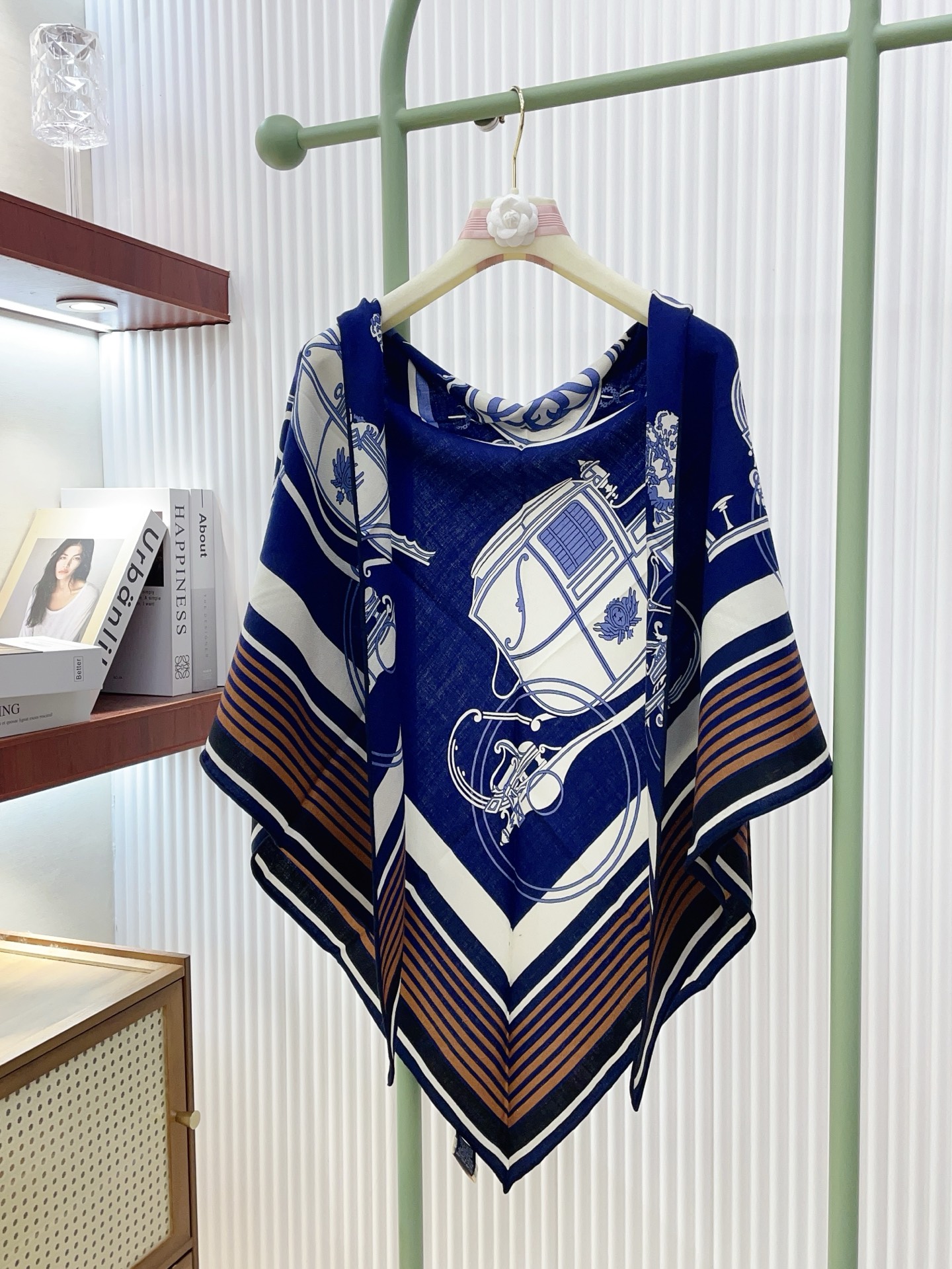 ✨✨【加厚丝毛款 双面同色】上新💏顶级H家专柜最新款【藏书章 大三角巾】多功能三角巾 🎀🎀，色彩明丽，格