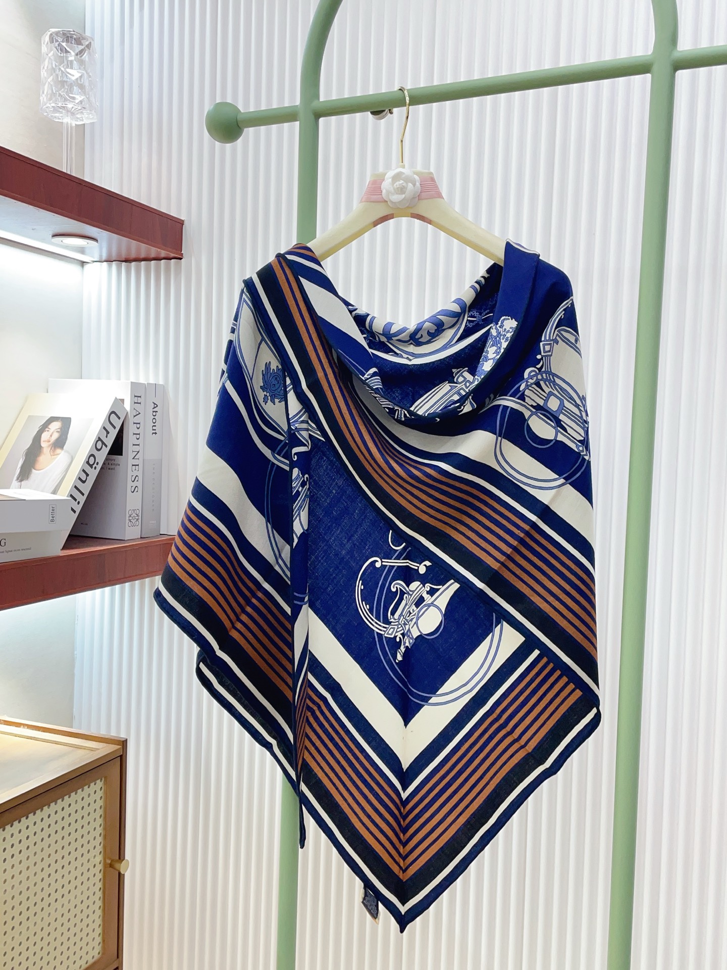 ✨✨【加厚丝毛款 双面同色】上新💏顶级H家专柜最新款【藏书章 大三角巾】多功能三角巾 🎀🎀，色彩明丽，格