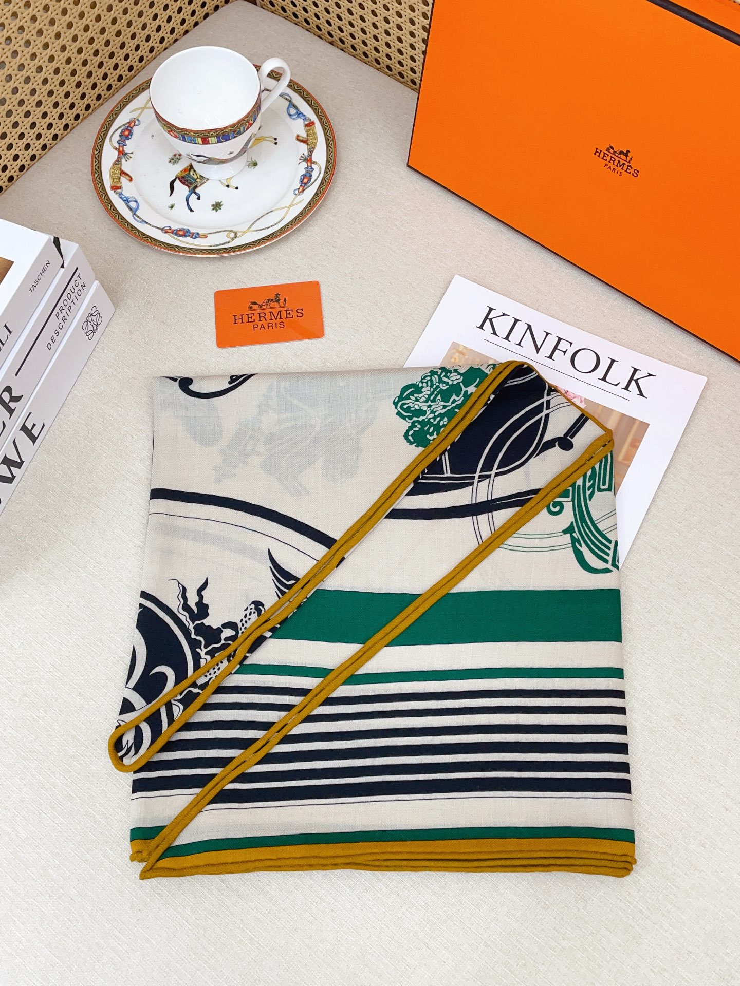 ✨✨【加厚丝毛款 双面同色】上新💏顶级H家专柜最新款【藏书章 大三角巾】多功能三角巾 🎀🎀，色彩明丽，格