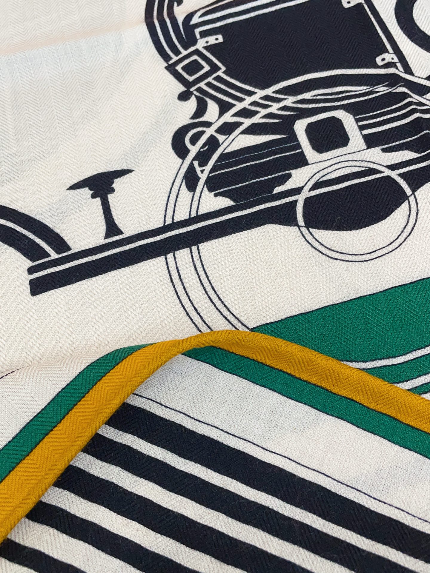 ✨✨【加厚丝毛款 双面同色】上新💏顶级H家专柜最新款【藏书章 大三角巾】多功能三角巾 🎀🎀，色彩明丽，格