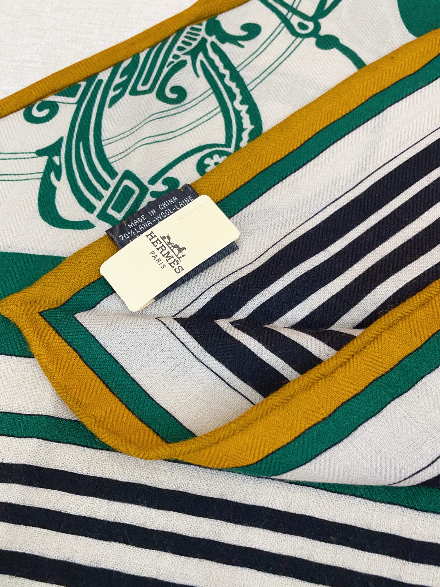 ✨✨【加厚丝毛款 双面同色】上新💏顶级H家专柜最新款【藏书章 大三角巾】多功能三角巾 🎀🎀，色彩明丽，格