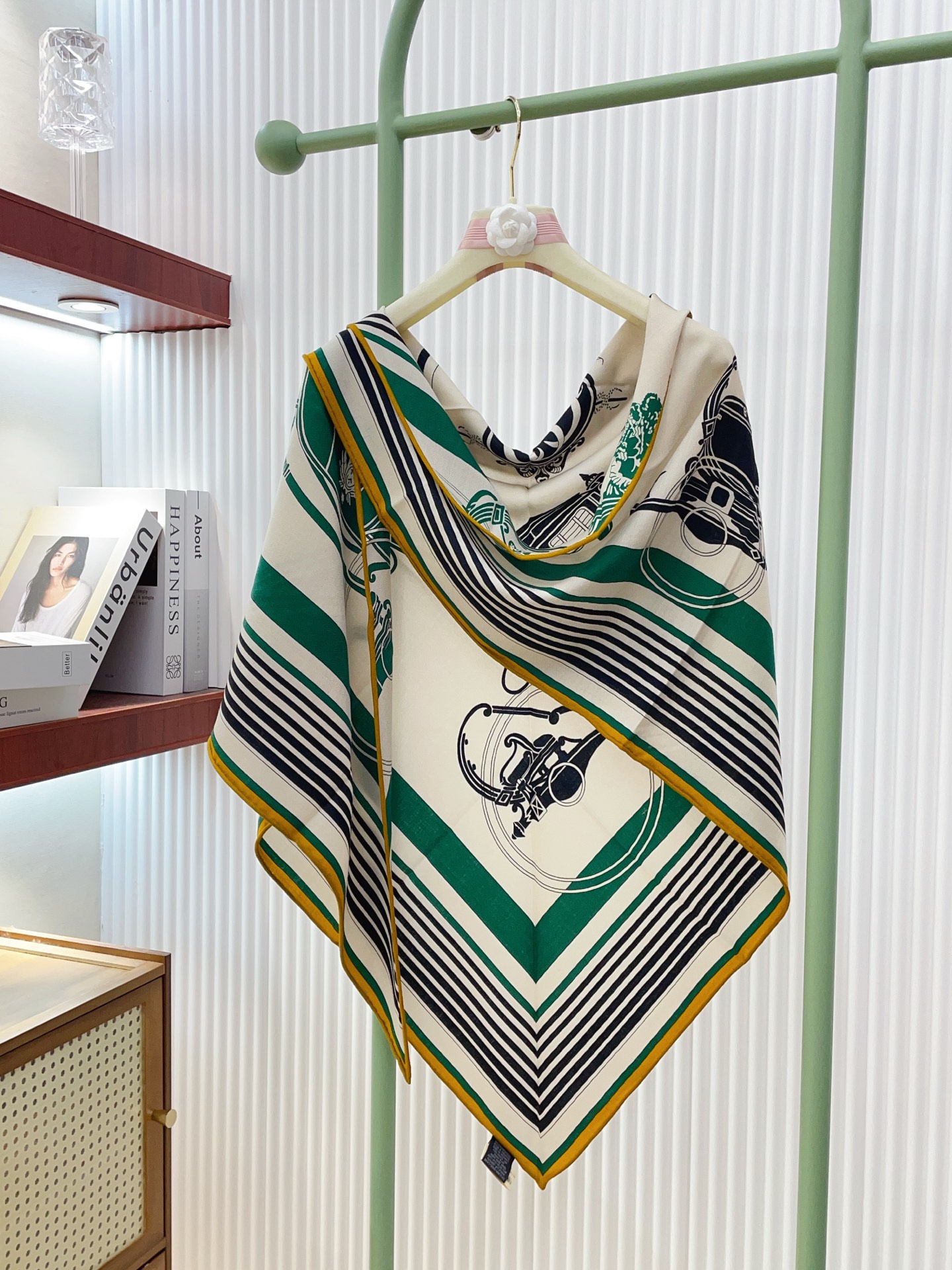 ✨✨【加厚丝毛款 双面同色】上新💏顶级H家专柜最新款【藏书章 大三角巾】多功能三角巾 🎀🎀，色彩明丽，格