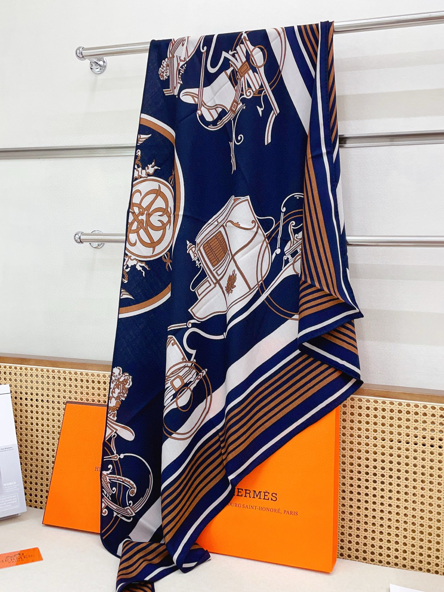 ✨✨【加厚丝毛款 双面同色】上新💏顶级H家专柜最新款【藏书章 大三角巾】多功能三角巾 🎀🎀，色彩明丽，格