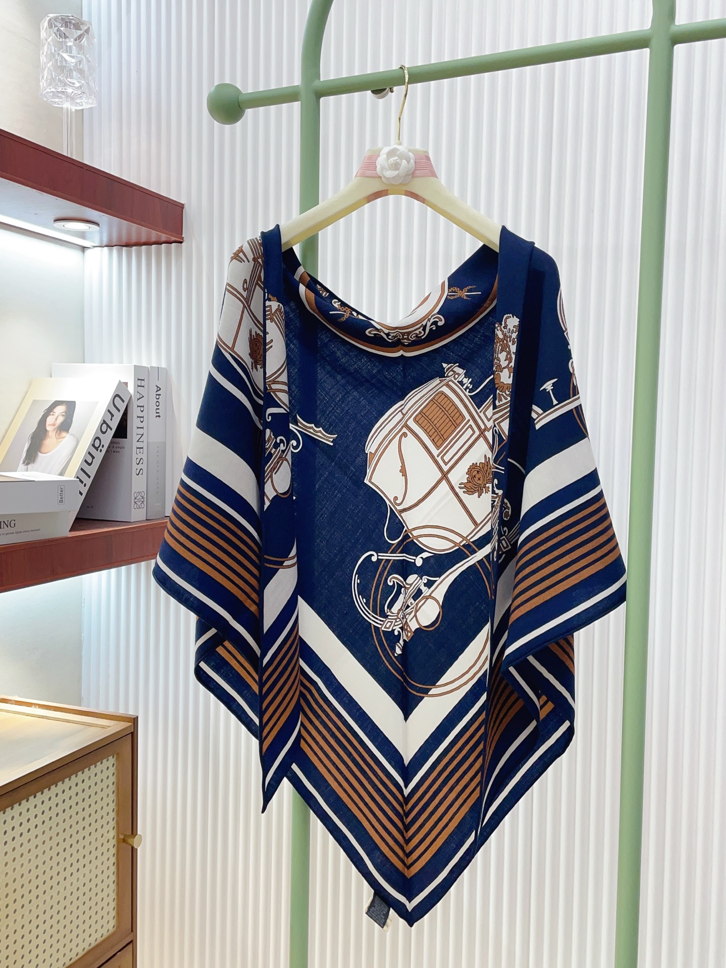 ✨✨【加厚丝毛款 双面同色】上新💏顶级H家专柜最新款【藏书章 大三角巾】多功能三角巾 🎀🎀，色彩明丽，格