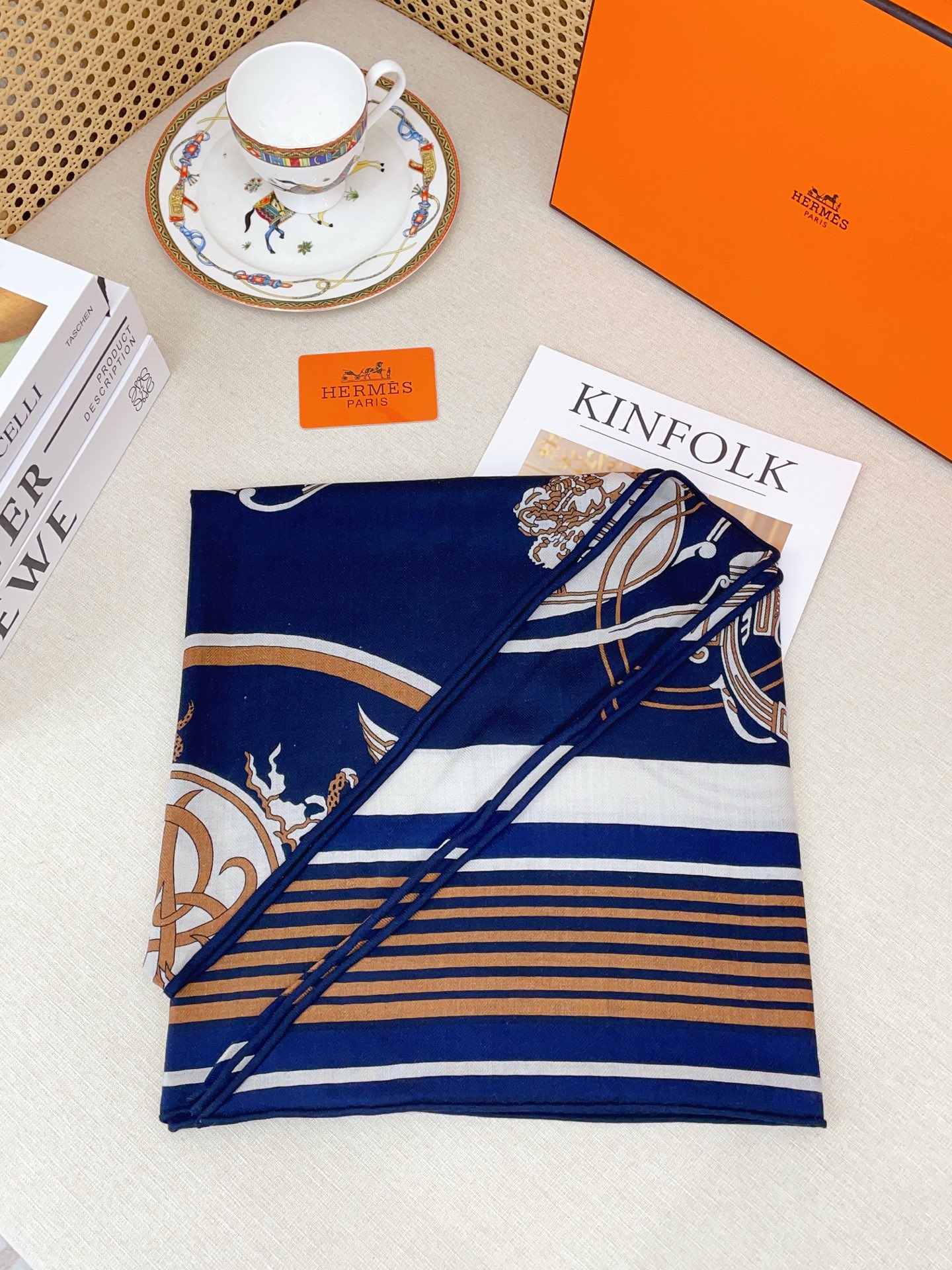 ✨✨【加厚丝毛款 双面同色】上新💏顶级H家专柜最新款【藏书章 大三角巾】多功能三角巾 🎀🎀，色彩明丽，格