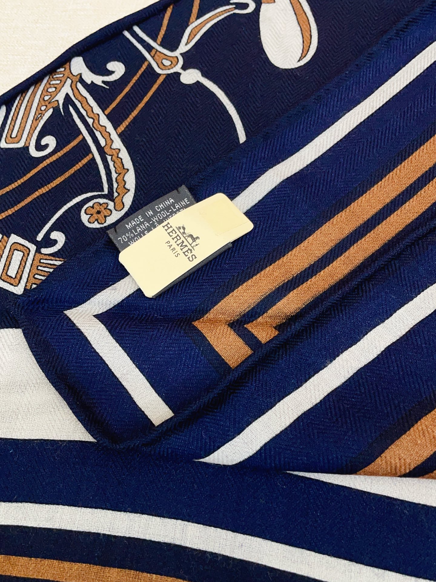 ✨✨【加厚丝毛款 双面同色】上新💏顶级H家专柜最新款【藏书章 大三角巾】多功能三角巾 🎀🎀，色彩明丽，格