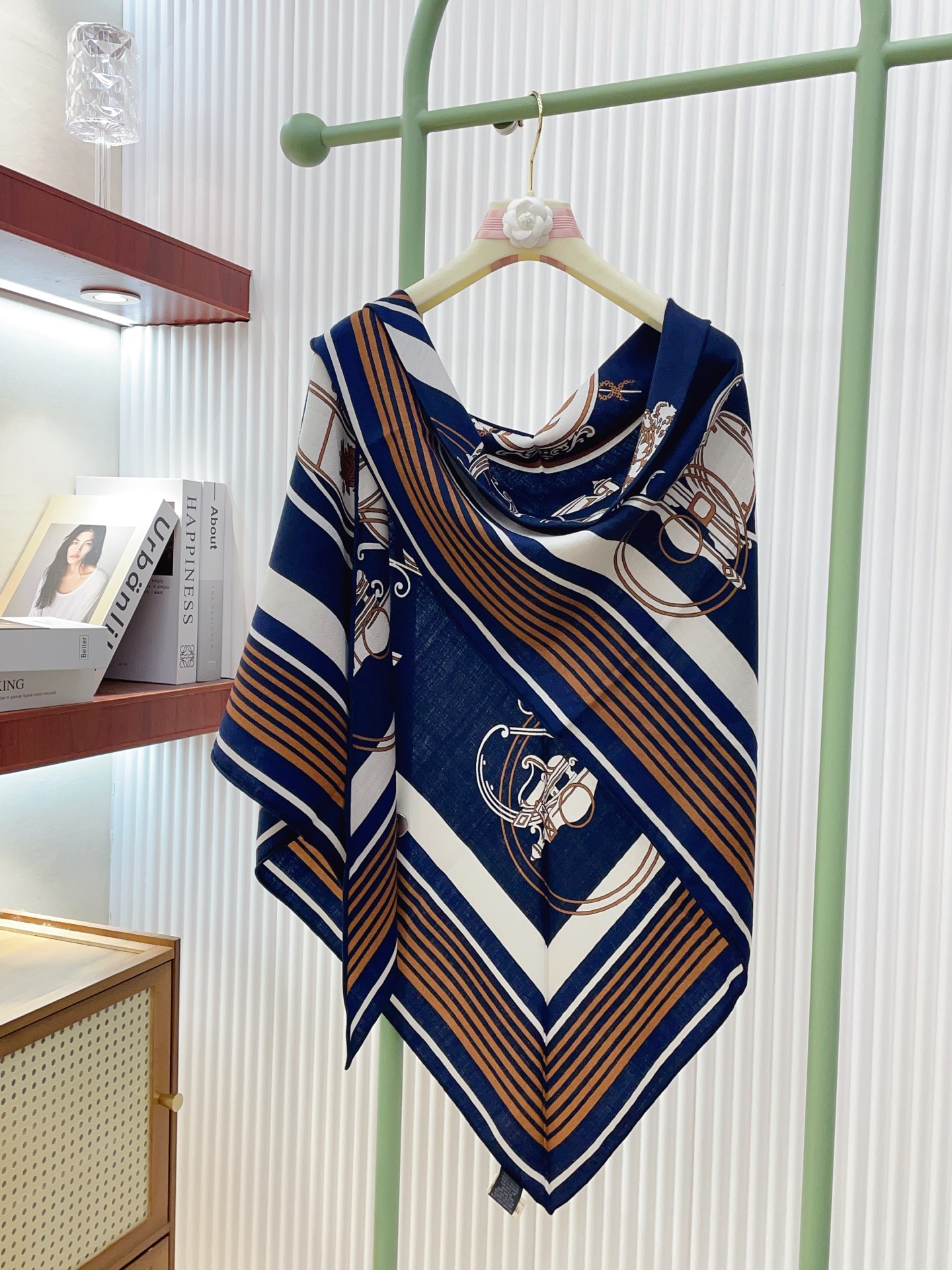 ✨✨【加厚丝毛款 双面同色】上新💏顶级H家专柜最新款【藏书章 大三角巾】多功能三角巾 🎀🎀，色彩明丽，格