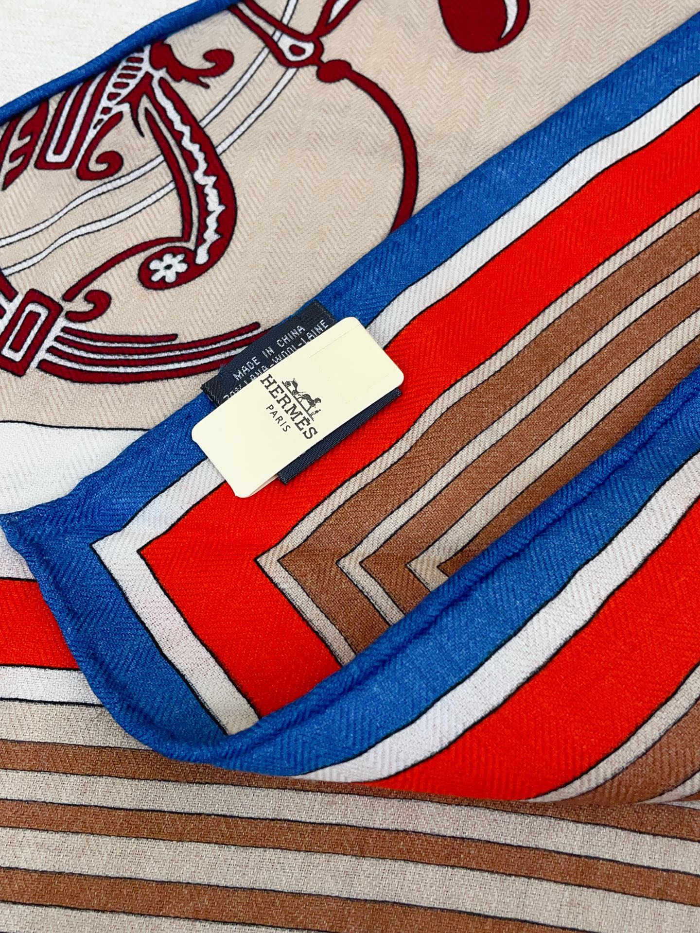 ✨✨【加厚丝毛款 双面同色】上新💏顶级H家专柜最新款【藏书章 大三角巾】多功能三角巾 🎀🎀，色彩明丽，格