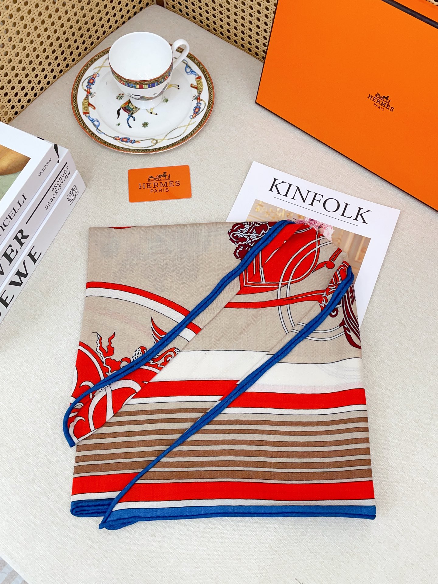 ✨✨【加厚丝毛款 双面同色】上新💏顶级H家专柜最新款【藏书章 大三角巾】多功能三角巾 🎀🎀，色彩明丽，格