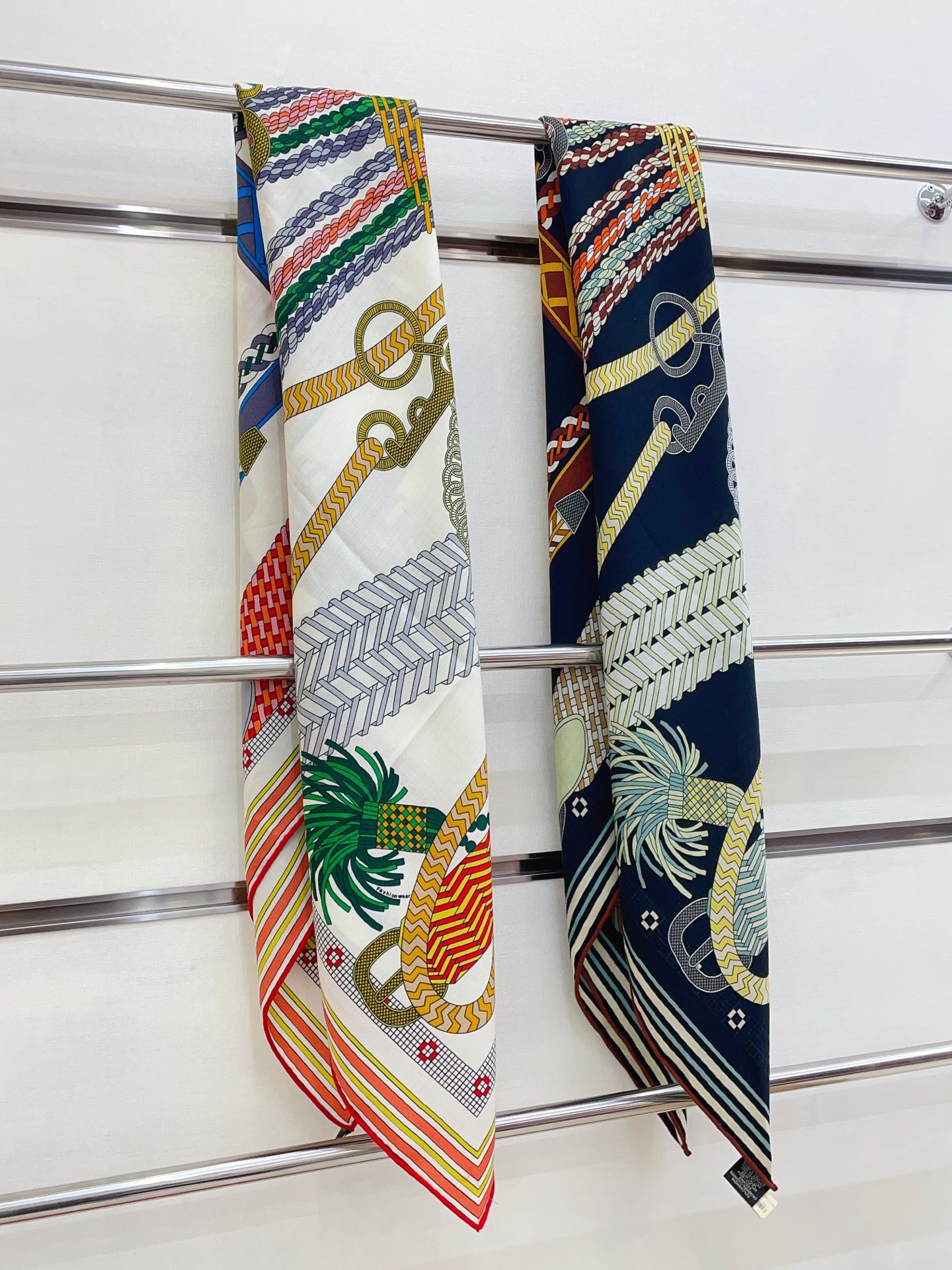 ✨✨【双面同色 丝毛款】H家羊绒新款 买了都说好看‼️推荐💕【编织鞍带 140】羊绒方巾‼️H家ZG爆款