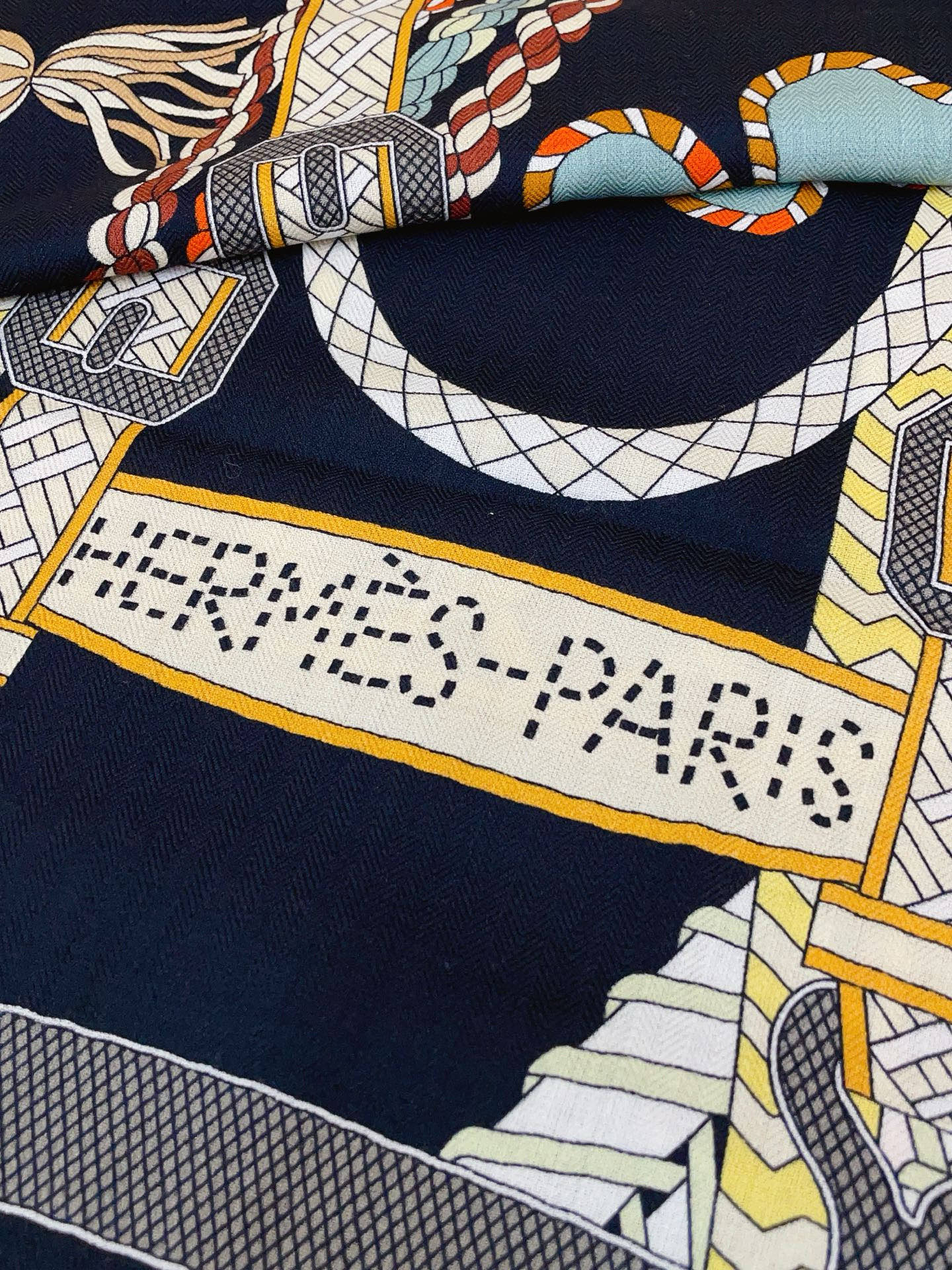 ✨✨【双面同色 丝毛款】H家羊绒新款 买了都说好看‼️推荐💕【编织鞍带 140】羊绒方巾‼️H家ZG爆款