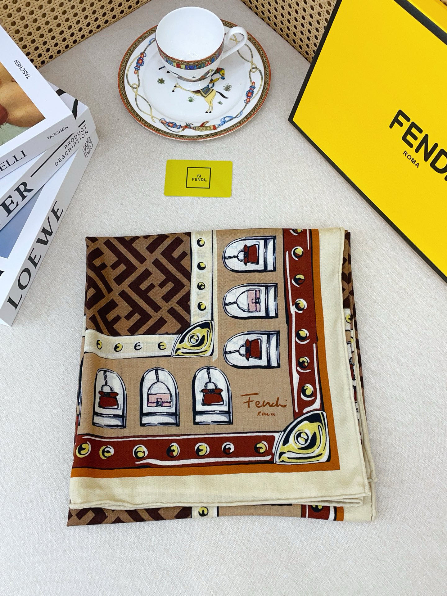 ✨✨【双面同色 丝毛款】FENDI 羊绒方巾‼️抢‼️VIP推荐 ‼️👍下手一定要快【高端 大爱 ‼️纯