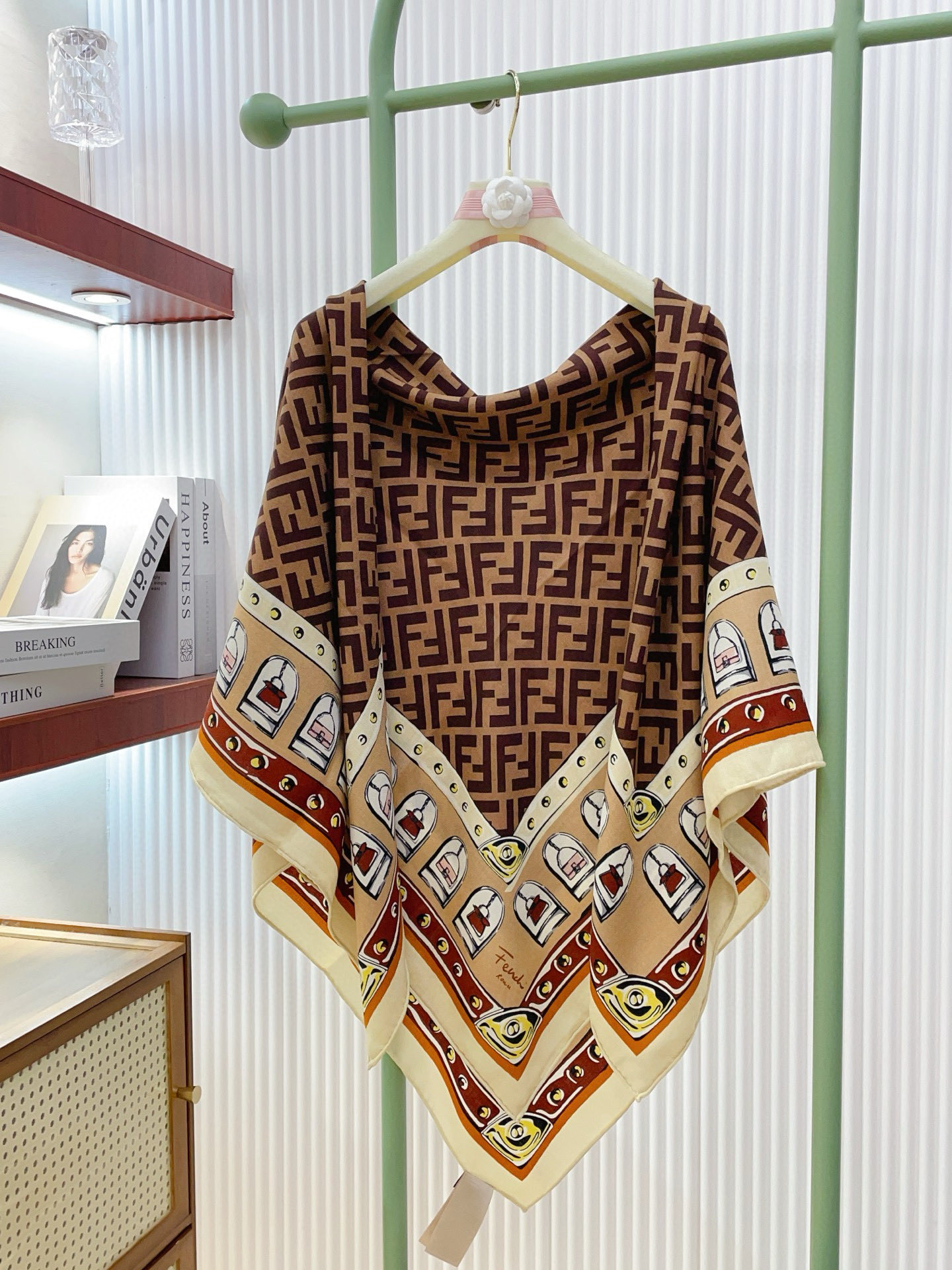 ✨✨【双面同色 丝毛款】FENDI 羊绒方巾‼️抢‼️VIP推荐 ‼️👍下手一定要快【高端 大爱 ‼️纯