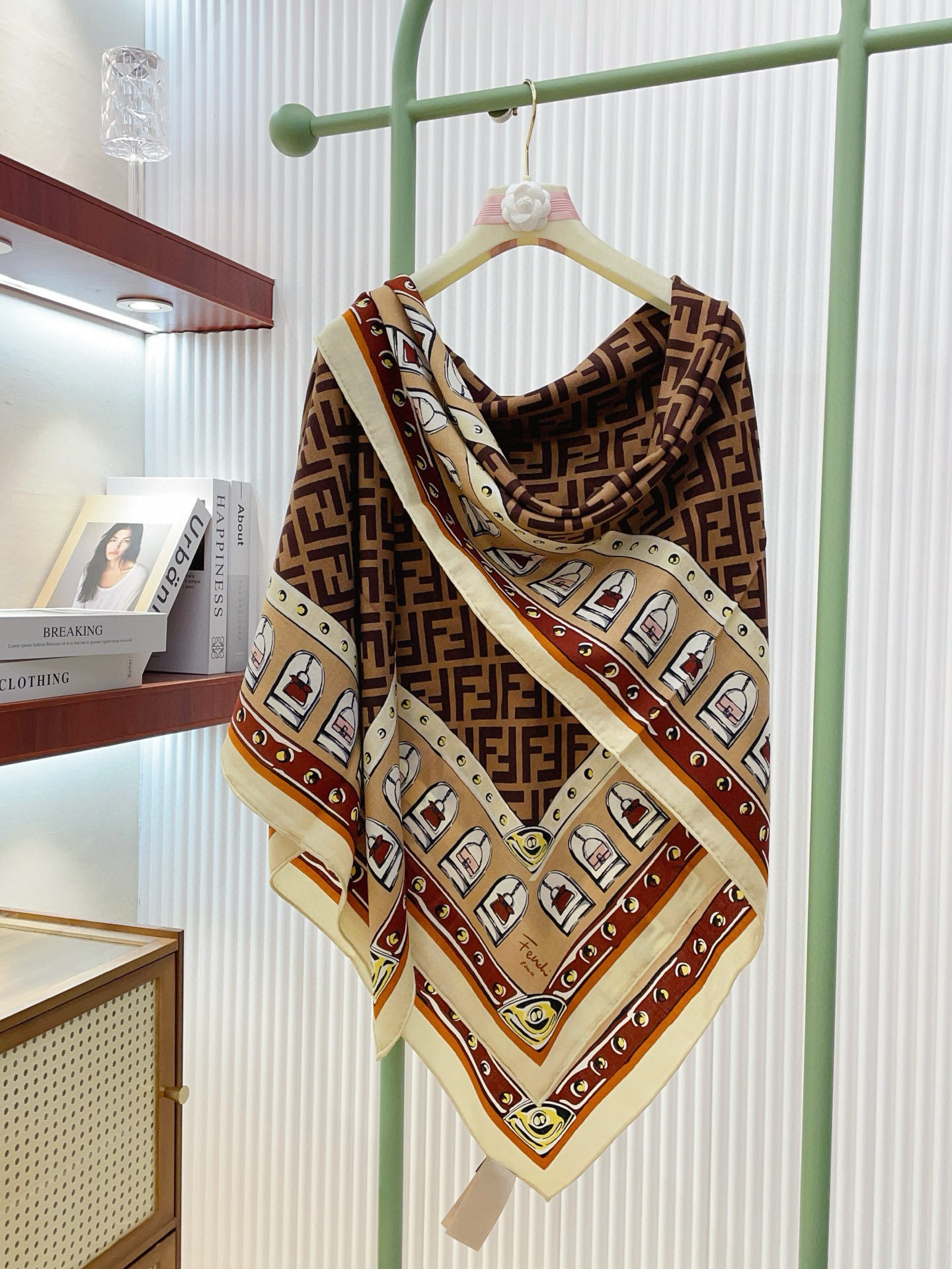 ✨✨【双面同色 丝毛款】FENDI 羊绒方巾‼️抢‼️VIP推荐 ‼️👍下手一定要快【高端 大爱 ‼️纯