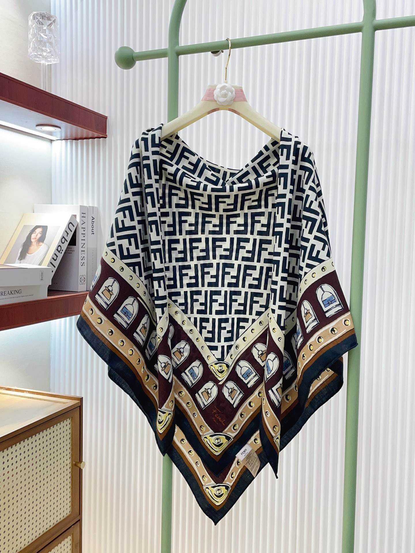 ✨✨【双面同色 丝毛款】FENDI 羊绒方巾‼️抢‼️VIP推荐 ‼️👍下手一定要快【高端 大爱 ‼️纯