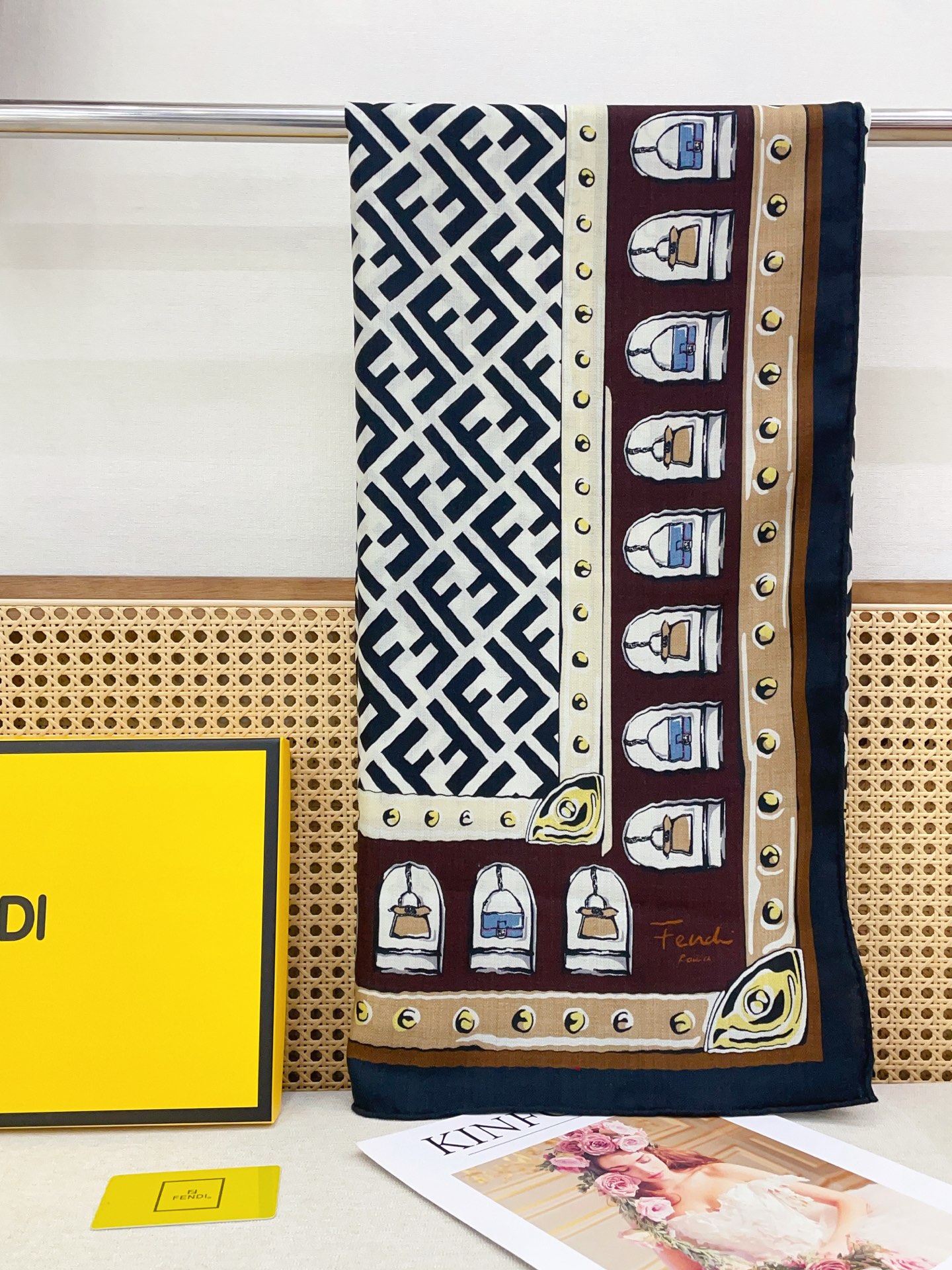 ✨✨【双面同色 丝毛款】FENDI 羊绒方巾‼️抢‼️VIP推荐 ‼️👍下手一定要快【高端 大爱 ‼️纯