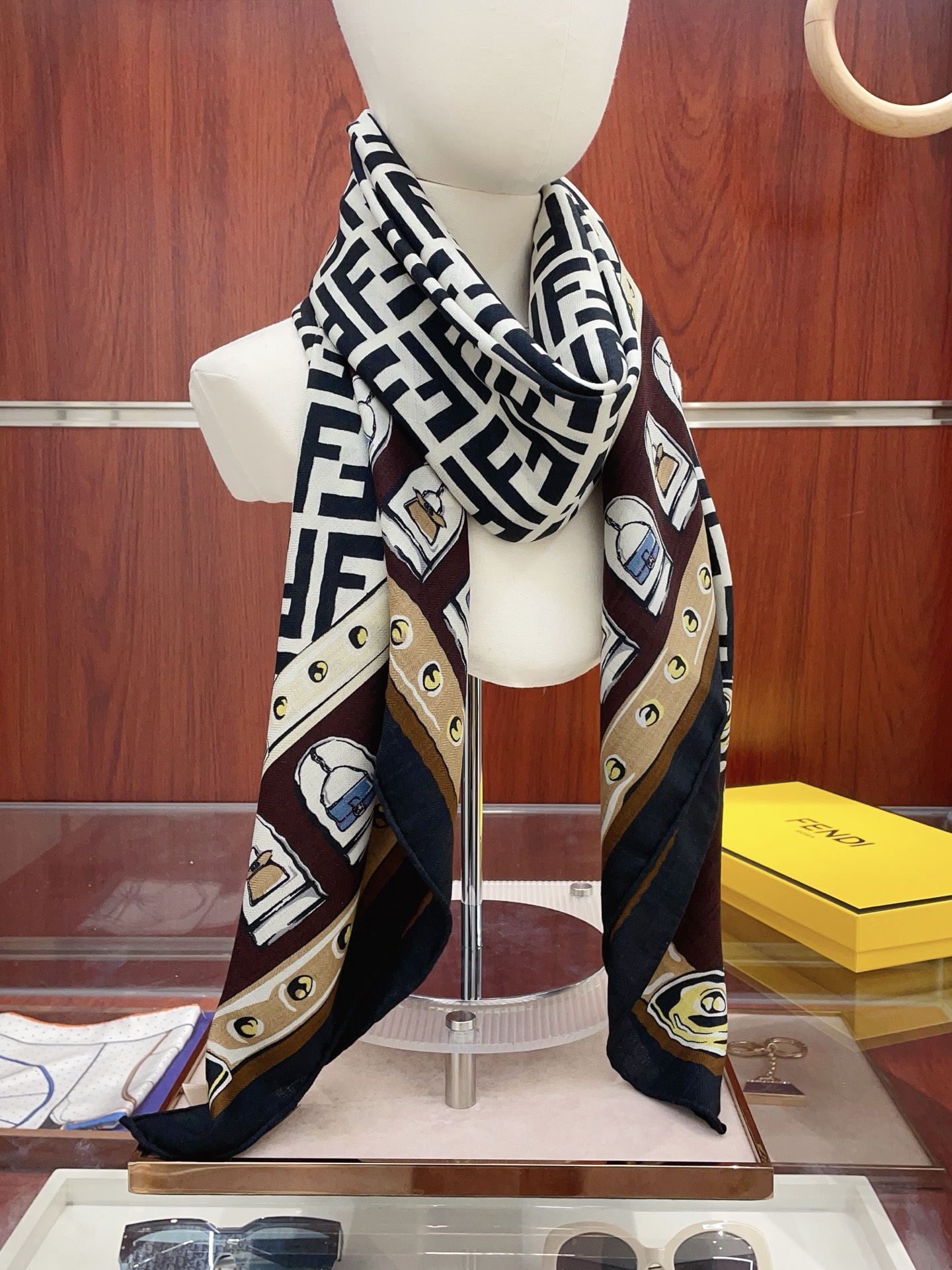 NO:642556,[Double-sided same color silk wool style] FENDI cashmere square scarf grabs the VIP recommendation and must be quick to get it [High-end love pure cashmere baby touch is so comfortable that it is a must-have for women. It is very rare and can be used in all seasons. It is really beautiful and makes people very, very excited. The upper body effect is simply beautiful. The quality is perfect. The whole scarf gives people a big-name aura and is very delicate and beautiful at the same time. It is definitely a new style worth buying. Once you get the real thing, you will be glad that you are a woman's perfect product.  It is worth appreciating the perfect temperament and taste. Ditails are preferred by VIPs. Upper size is 140*140cm. Velvet high version scarf, high version scarf, fendi19860909【双面同色 丝毛款】FENDI 羊绒方巾抢VIP推荐 下手一定要快【高端 大爱 纯羊绒 婴儿触感舒服到飞女人尤物 货极少 四季都可以用真心美的让人非常非常心动 上身效果简直美翻了 品质非常完美 整个围巾给人大牌气场的同时又非常精致秀丽绝对值得入手的新款 实物一拿到就会庆幸自己是女人的绝美好货 值得品鉴完美气质品味Ditails首选VIP们 上尺寸140*140cm.丝绒款高版本围巾,高版本围巾,fendi,scarf