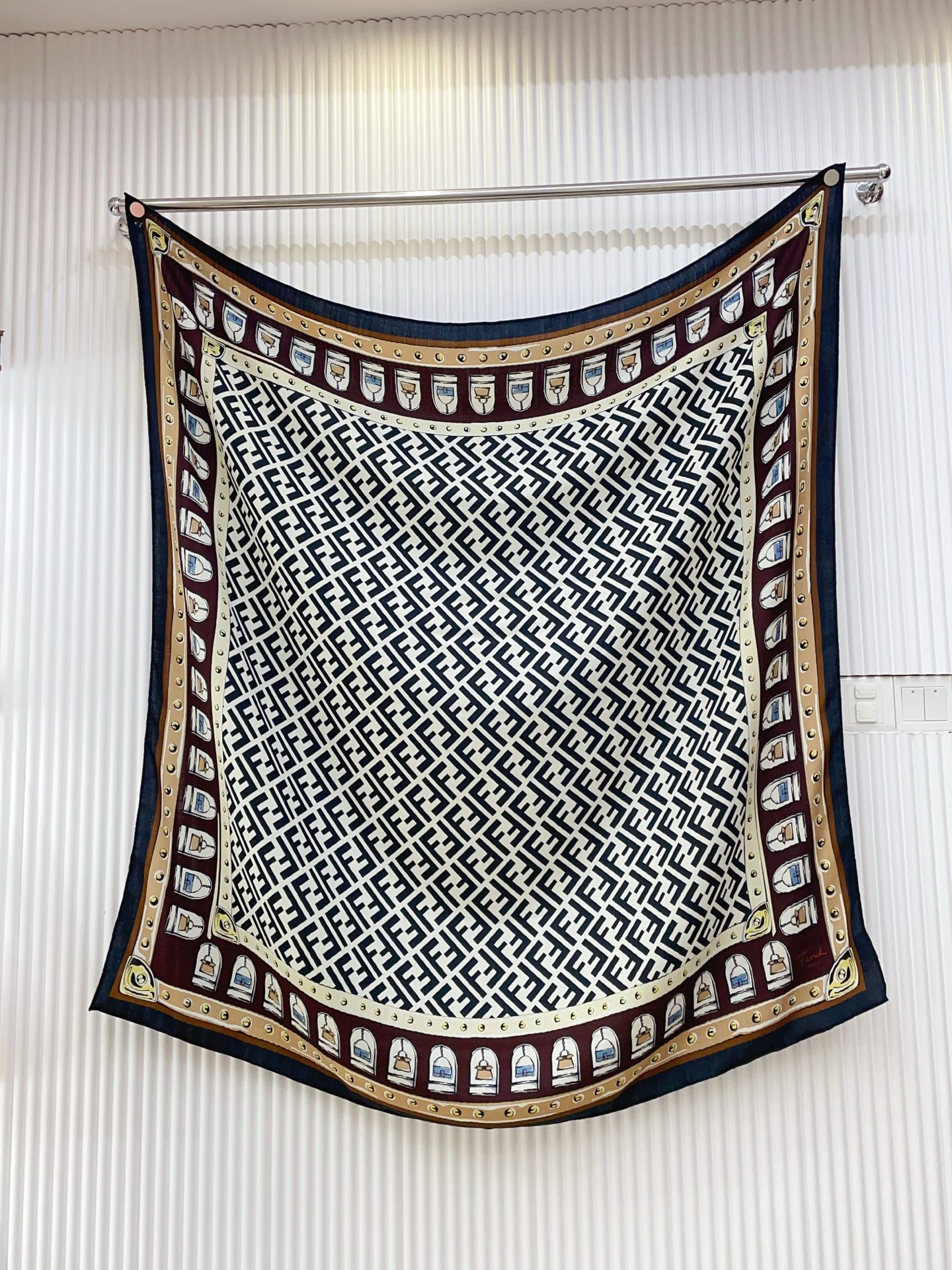 ✨✨【双面同色 丝毛款】FENDI 羊绒方巾‼️抢‼️VIP推荐 ‼️👍下手一定要快【高端 大爱 ‼️纯